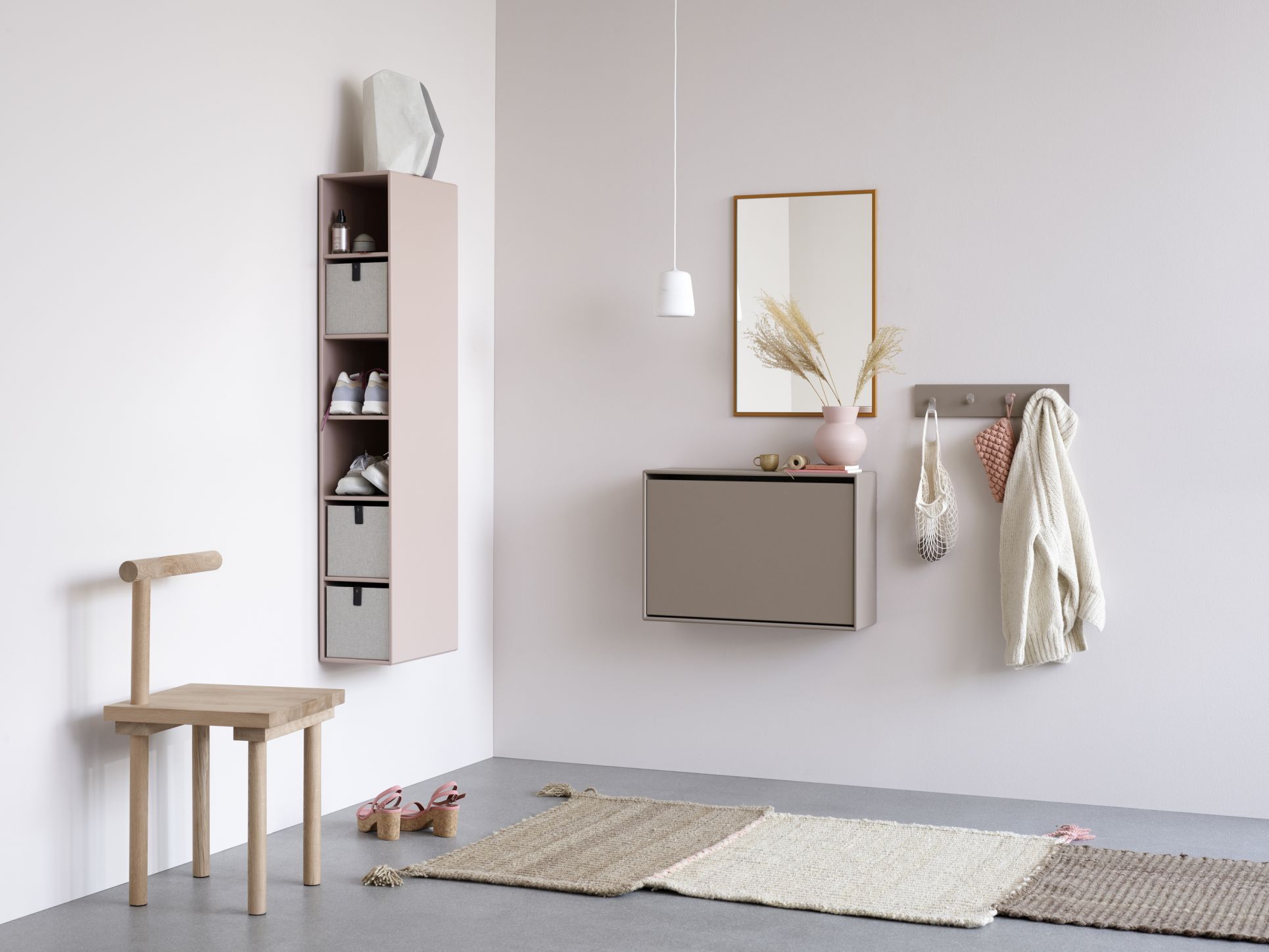 Heller Flur mit Fennel Schuhschrank in Rosa, hängend und mit Schuhen, Körben gefüllt.