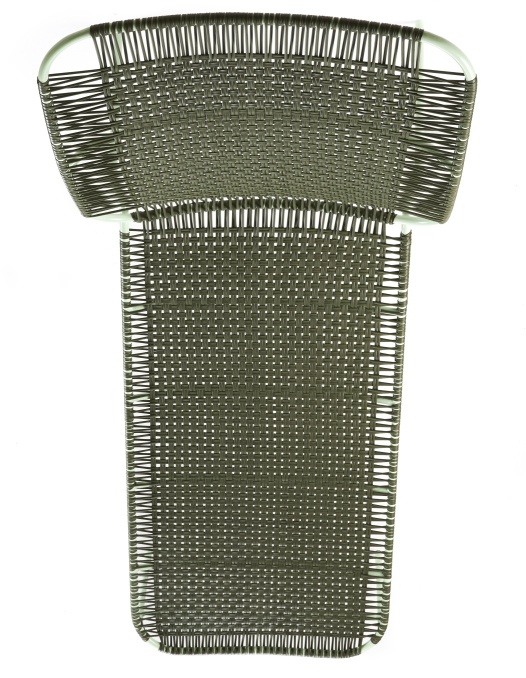 Nahaufnahme der Cielo Daybed Liege von ames in Olive Grün und Pastellgrün. Outdoor-Möbel.