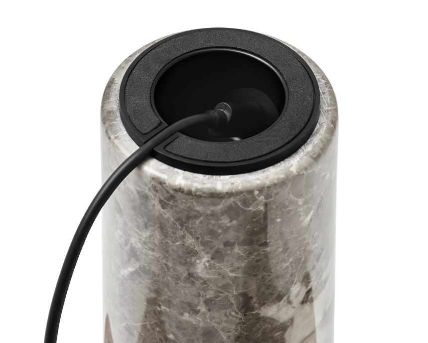 Detailaufnahme der Kizu Tischleuchte in Sumpfgrau, eine moderne Akkuleuchte für stilvolle Beleuchtung.