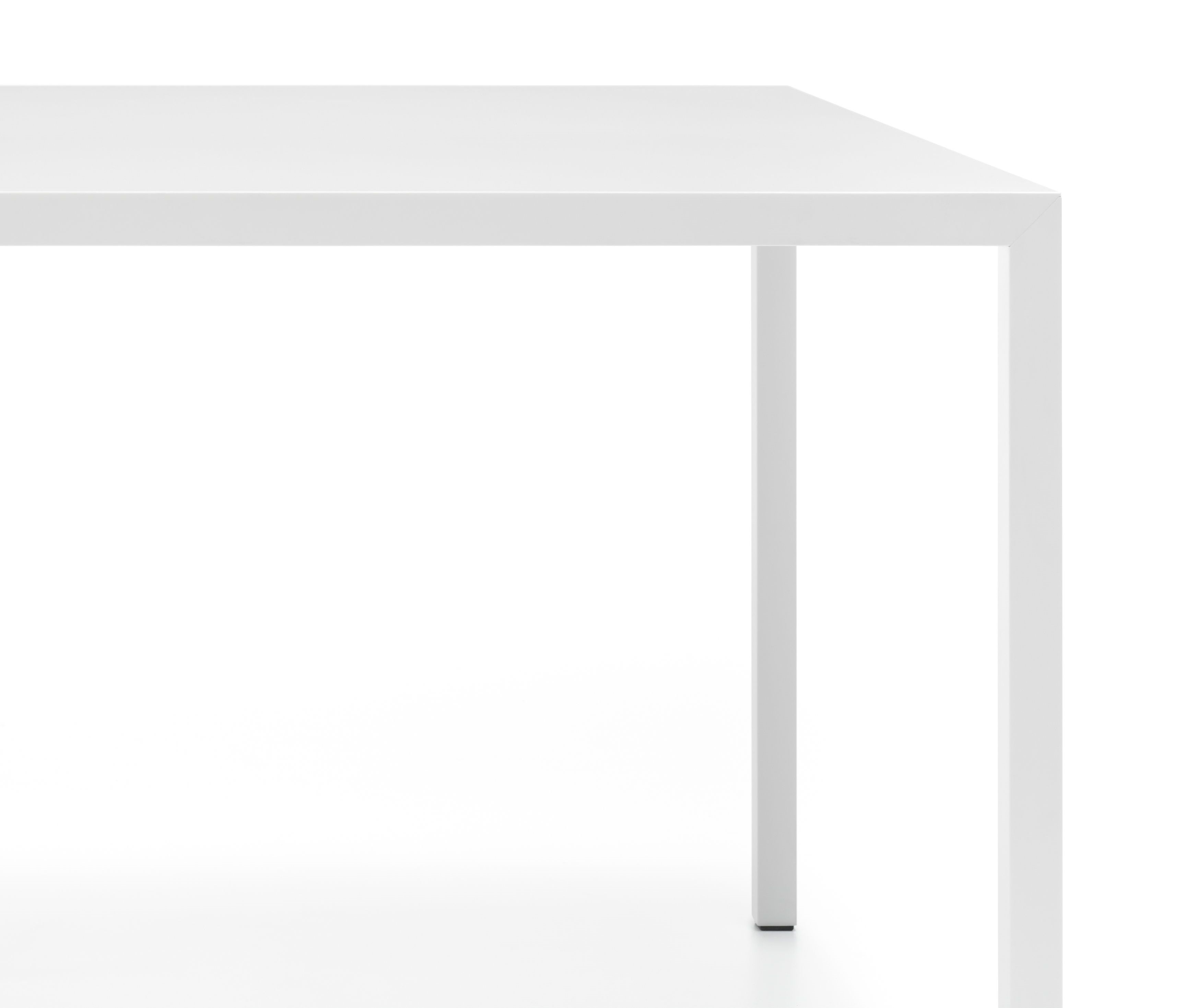 Detailaufnahme des Tense Tisch von MDF Italia, ein moderner Esstisch mit minimalistischem Design in Weiß.