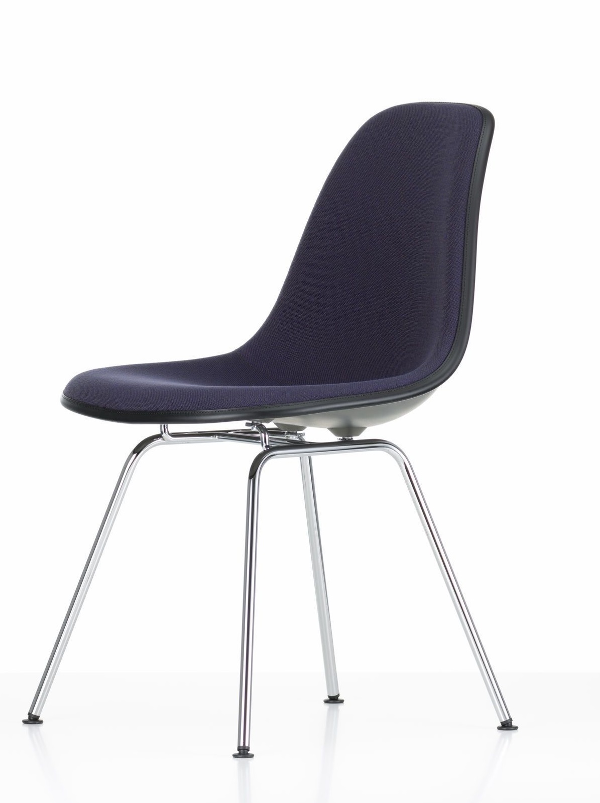 Eames Plastic Side Chair, vollgepolstert, mit verchromtem Stahlgestell. Designklassiker von Vitra.