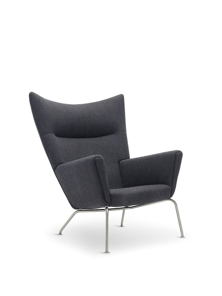 CH445 Wing Chair Sessel von Carl Hansen & Søn, grauer Stoffbezug und Stahlgestell.