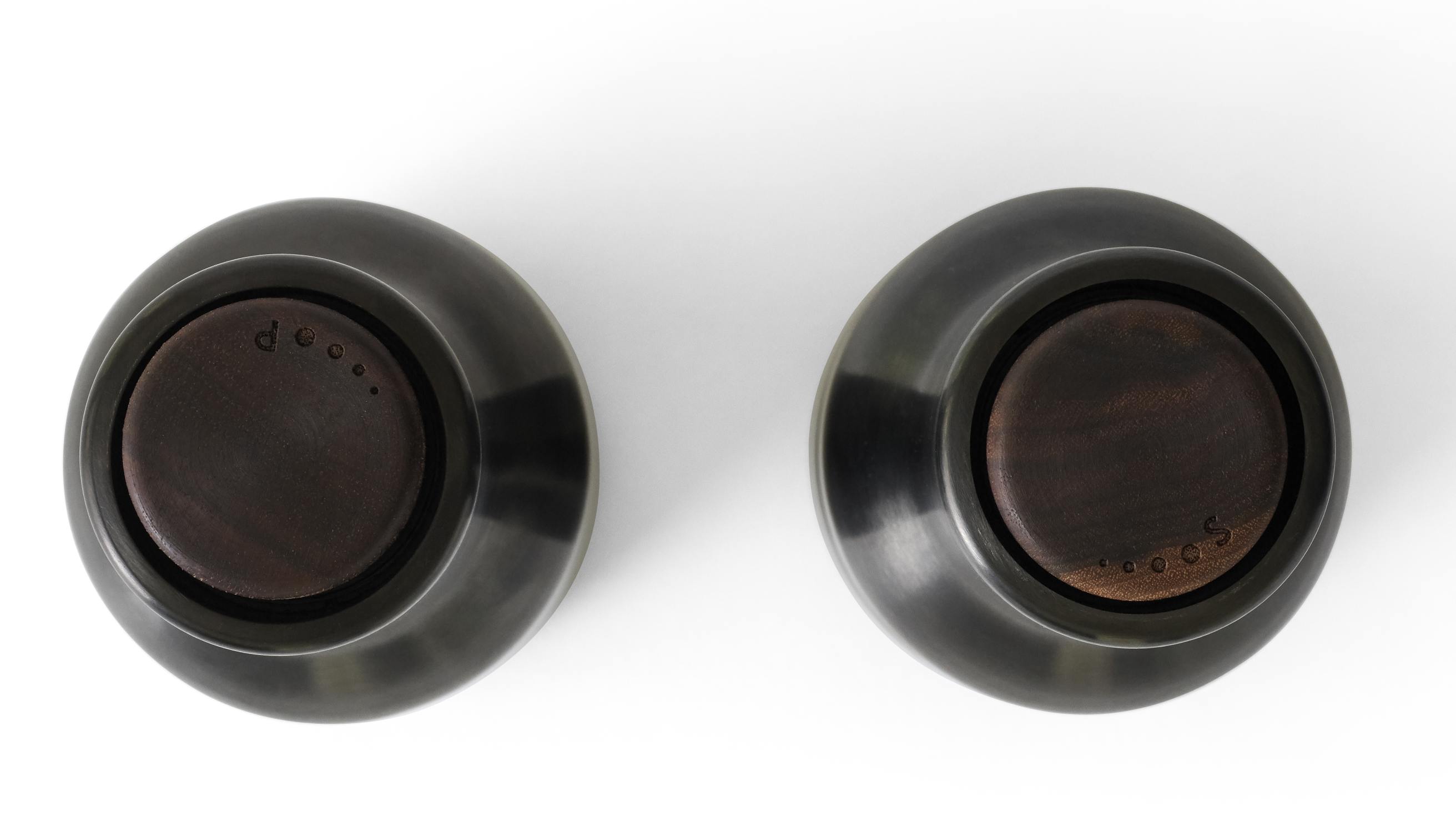 Zwei Bottle Grinders mit Walnuss-Deckel und bronziertem Messing Korpus, Salz- und Pfeffermühle.