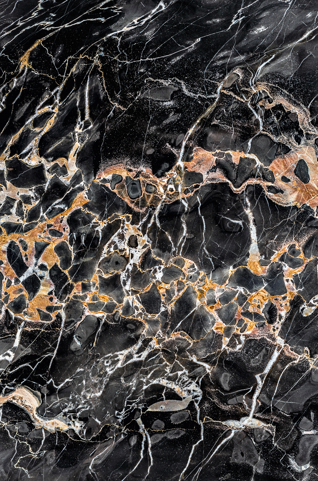 Detailaufnahme der ClassiCon Bell Coffee Table Tischplatte aus edlem Nero Portoro Marmor mit goldener Maserung.