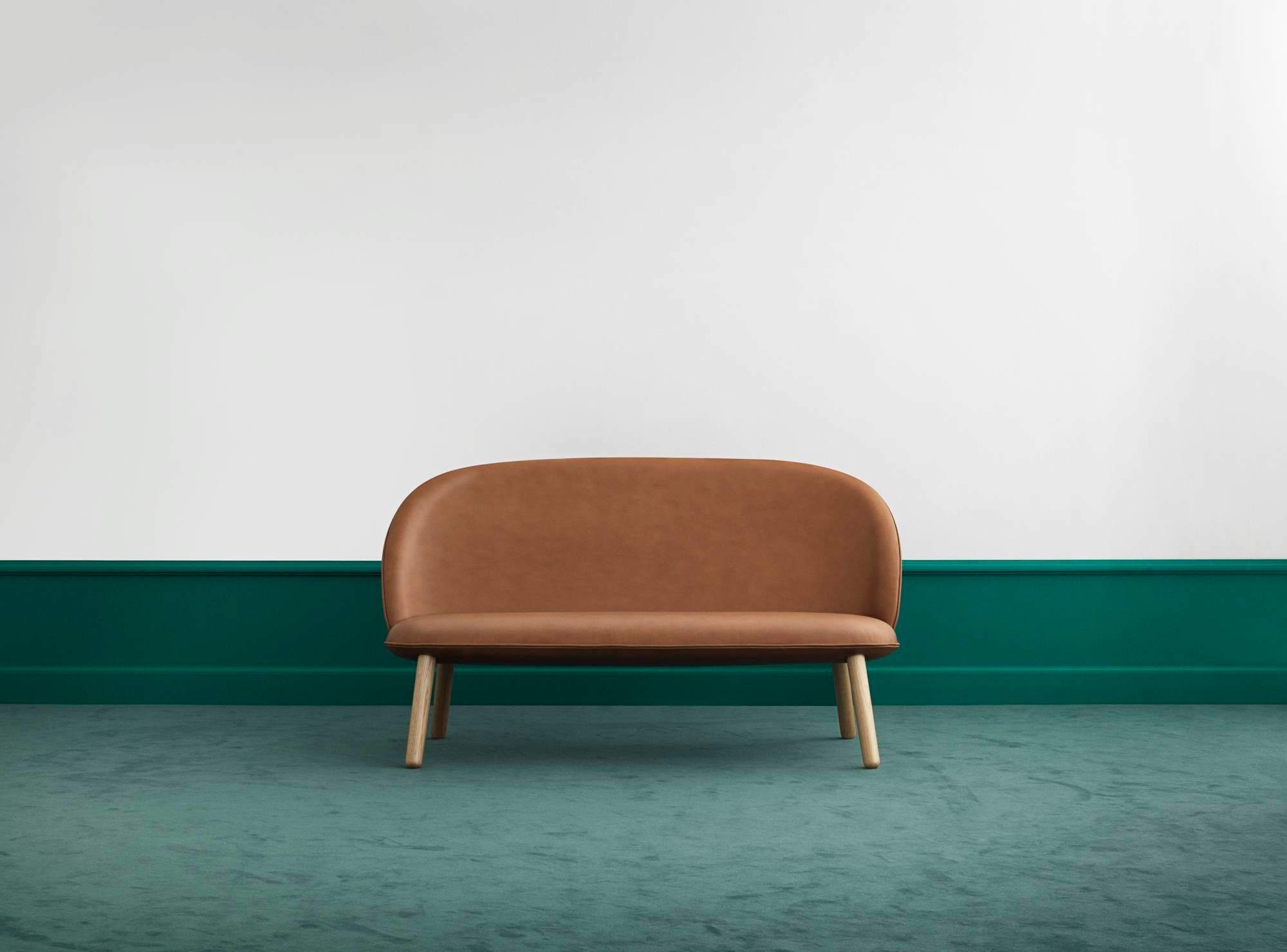 Ace Sofa von Normann Copenhagen in Brandy Leder mit Holzbeinen.