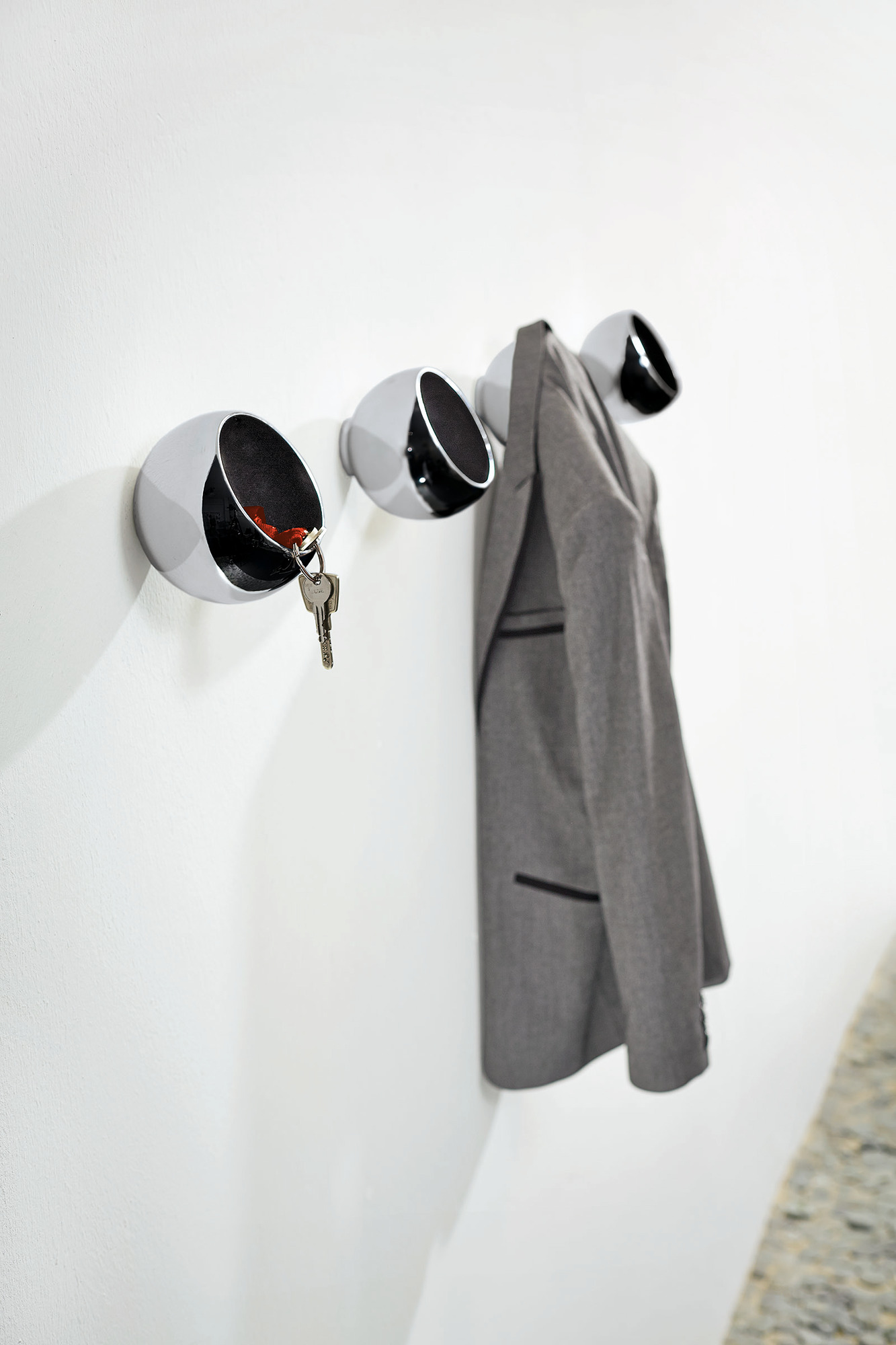 Sphere Garderobenkugel von Philippi: Wandgarderobe mit Schlüssel und Jacke, modernes Design für Flur und Diele.