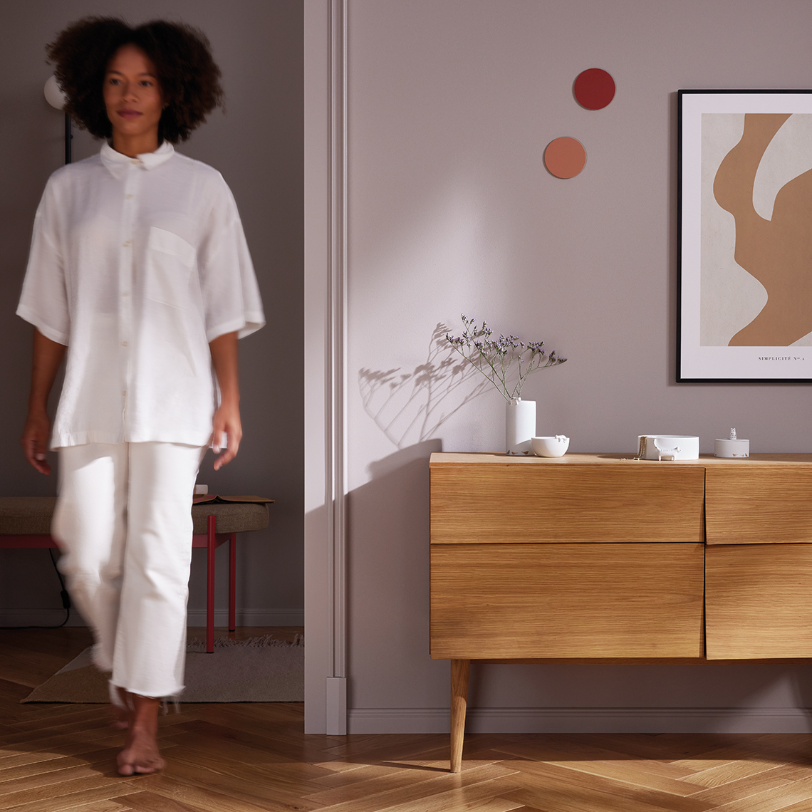 Nahaufnahme der Räder Vogelschwarm Vase auf einer Kommode, dekorative Porzellan-Vase für stilvolle Wohnraumgestaltung.