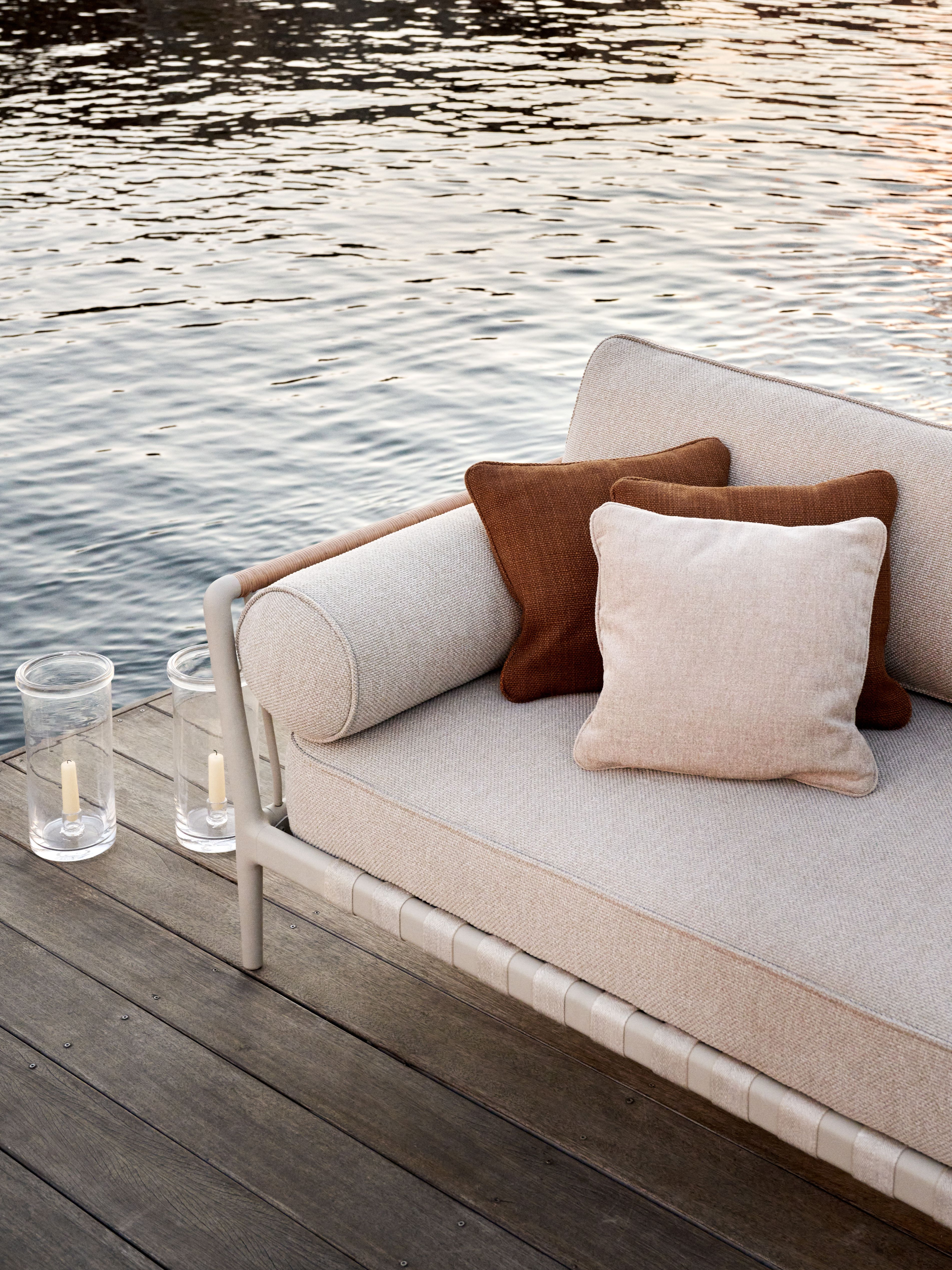 Vipp Open-Air Outdoor Sofa 3-Sitzer mit Kissen auf Holzdeck am Wasser. Gartenmöbel für Terrasse.