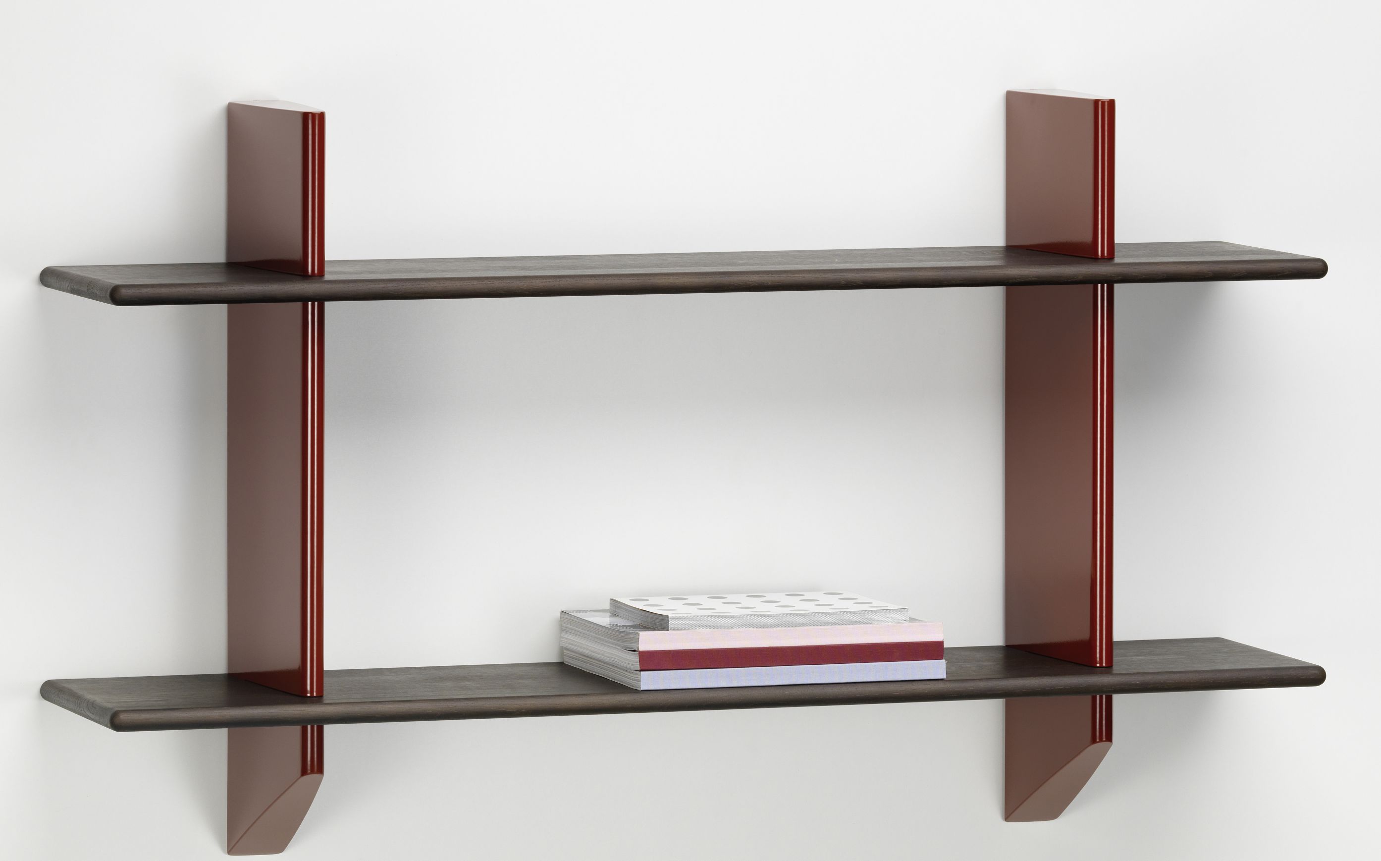 Vitra Rayonnage Mural Wandregal aus dunkler Eiche mit roten Akzenten, zwei Ablageflächen.