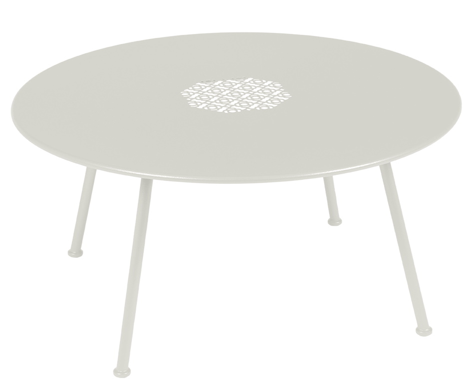 Beiger Lorette Beistelltisch von Fermob, runder Outdoor Couchtisch mit filigranem Muster in der Mitte.