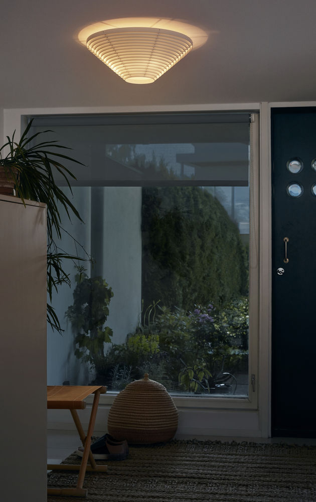 A622B Artek Deckenleuchte im Raum: Moderne Deckenlampe mit warmem Licht und Holzlamellen.