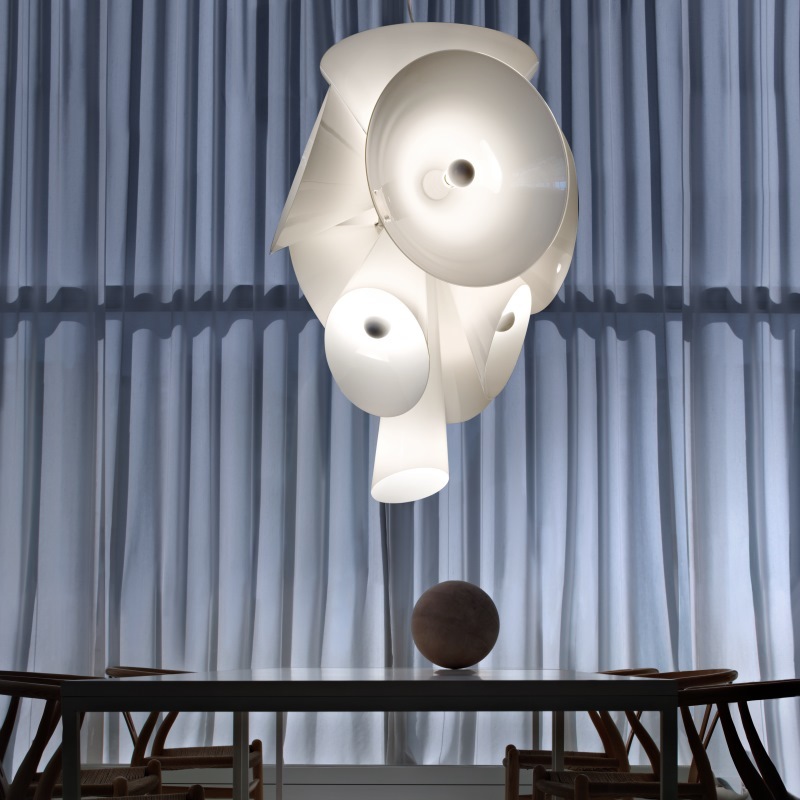 Weiße Nebula Pendelleuchte von Flos über Esstisch, modernes Design, Hängeleuchte für Wohnzimmer und Esszimmer.