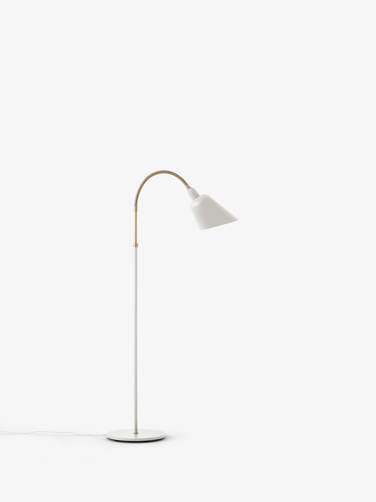 Weiße Bellevue AJ7 Stehleuchte von AndTradition mit verstellbarem Lampenschirm und goldenem Schwanenhals.
