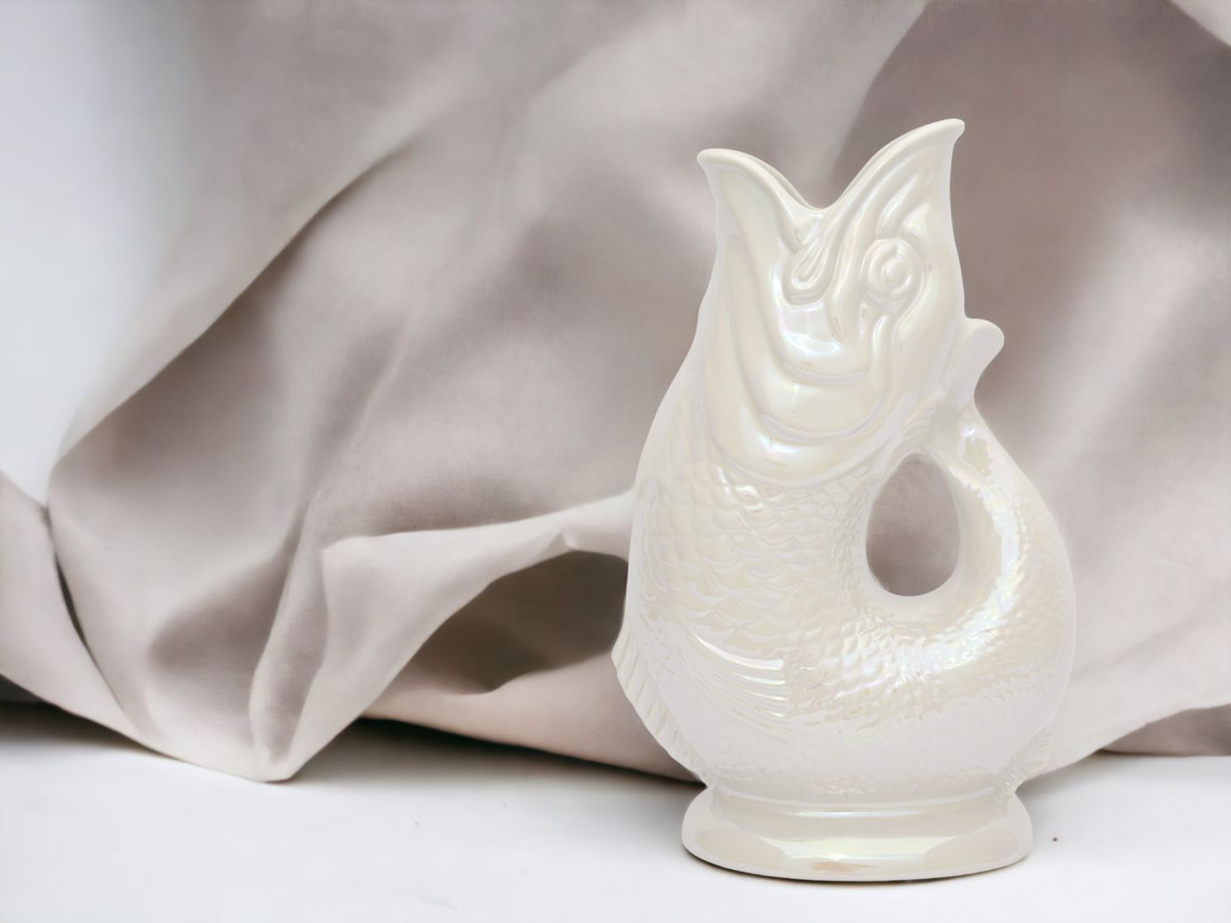 Gluckigluck Karaffe in Perlmutt-Optik. Keramik Wasserkrug in Fischform, dekorative Tischdeko.