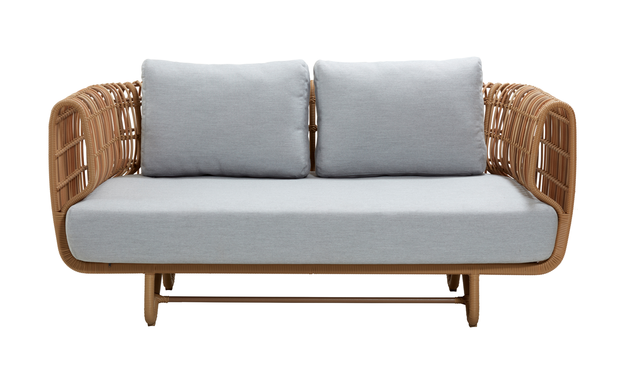 Nest Outdoor Sofa von Cane-Line: 2-Sitzer Gartensofa aus Rattan mit grauen Kissen.