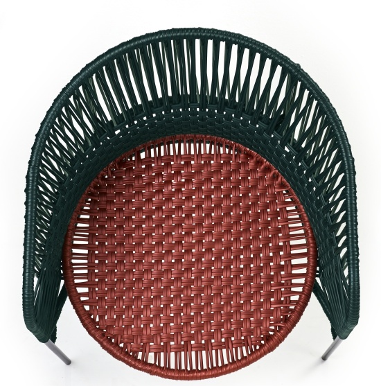 Caribe Chic Dining Chair: Moosgrüner Outdoor Stuhl mit kupferfarbener Sitzfläche, ideal für Garten und Terrasse.