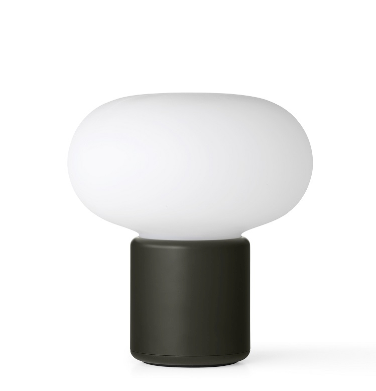 Karl-Johan Tischleuchte in Waldgrün von New Works. Moderne, portable Akkuleuchte für den Innenbereich.