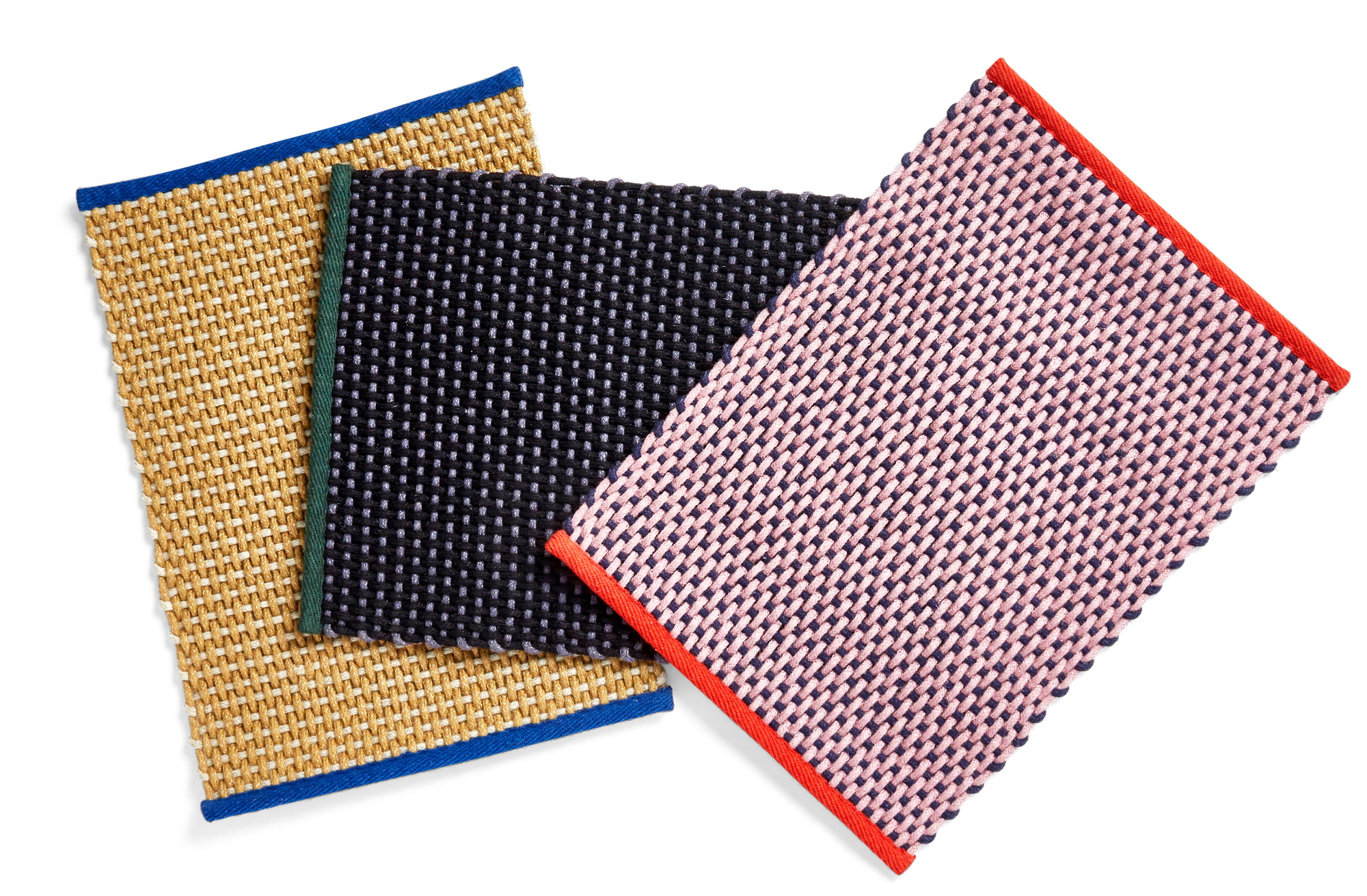 Drei Hay Fußmatten Teppiche in Gelb, Schwarz und Rosa mit farbigen Rändern, gewebte Textur.