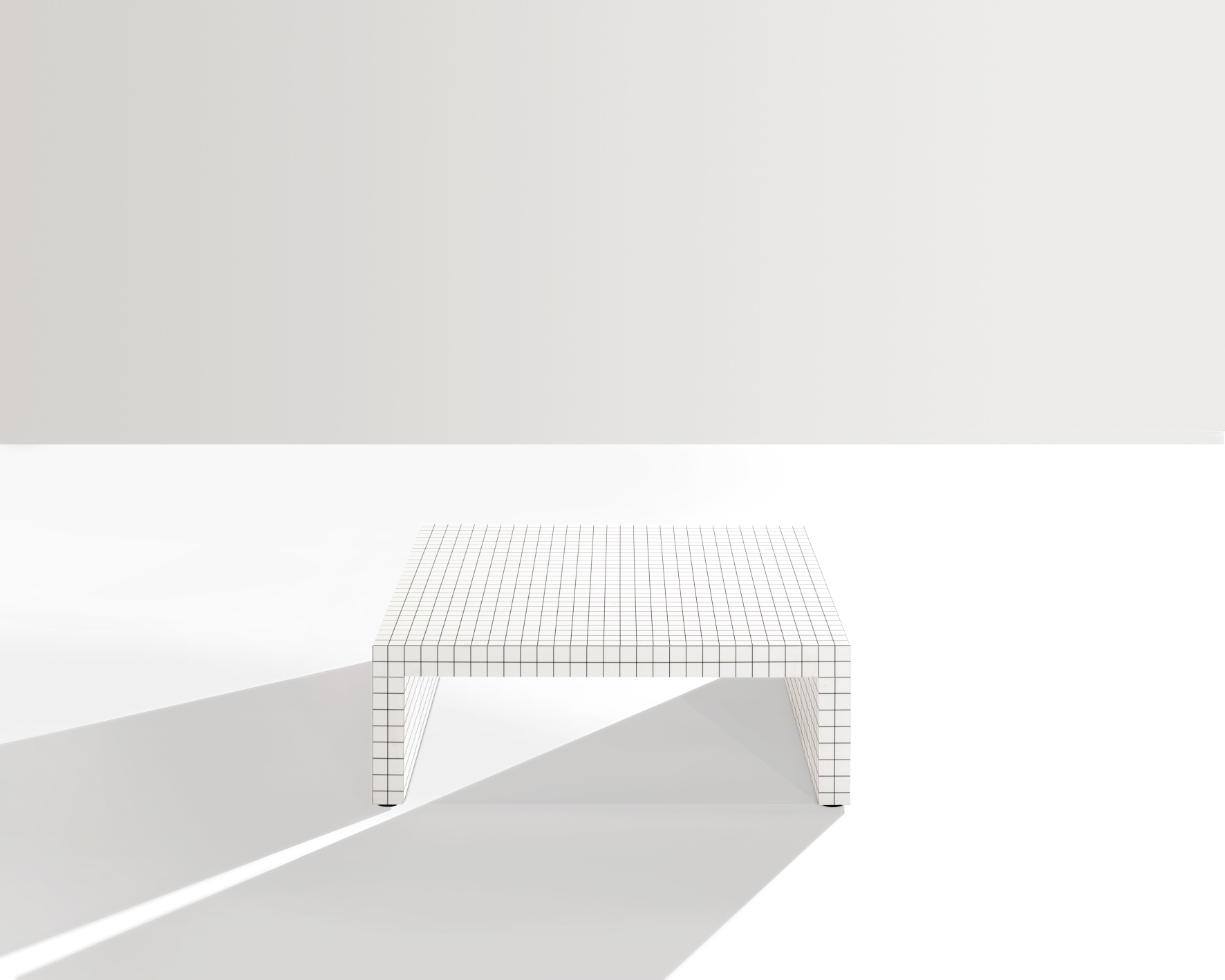 Quaderna Couchtisch von Zanotta, quadratisch, weiß mit schwarzem Raster, modernes Design, minimalistischer Wohnzimmertisch.