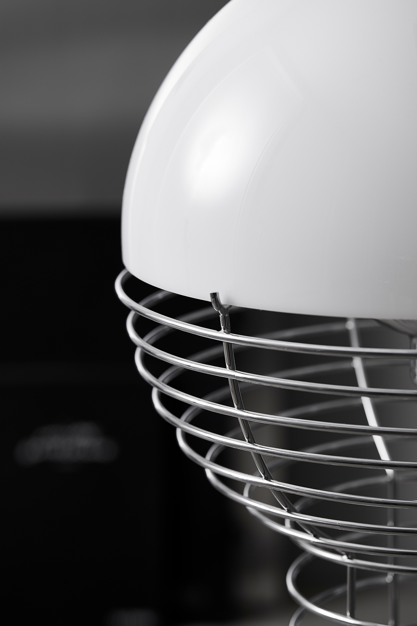 Detailaufnahme der Verpan Wire Stehleuchte mit weißem Lampenschirm und filigranem Drahtgestell aus Chrom.