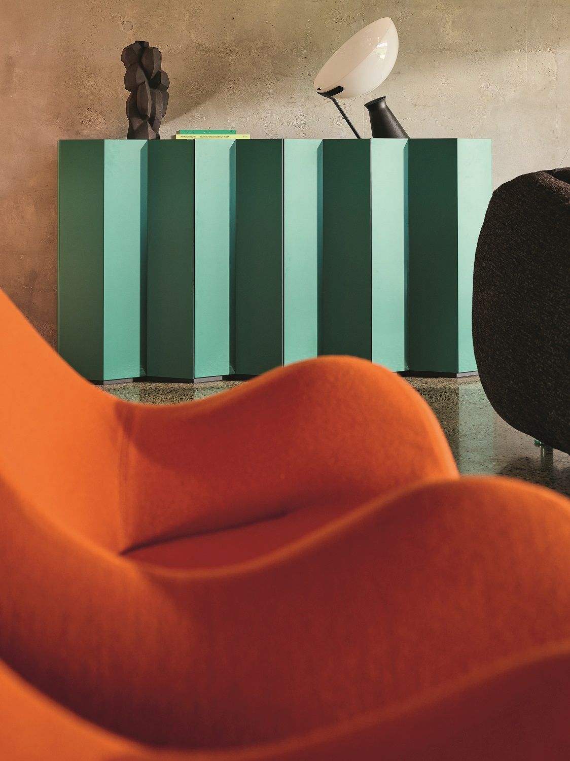 Zanotta Sideboard Z24 727A in Grün mit vertikalen Linien, Lampe und Dekoration auf der Oberfläche.