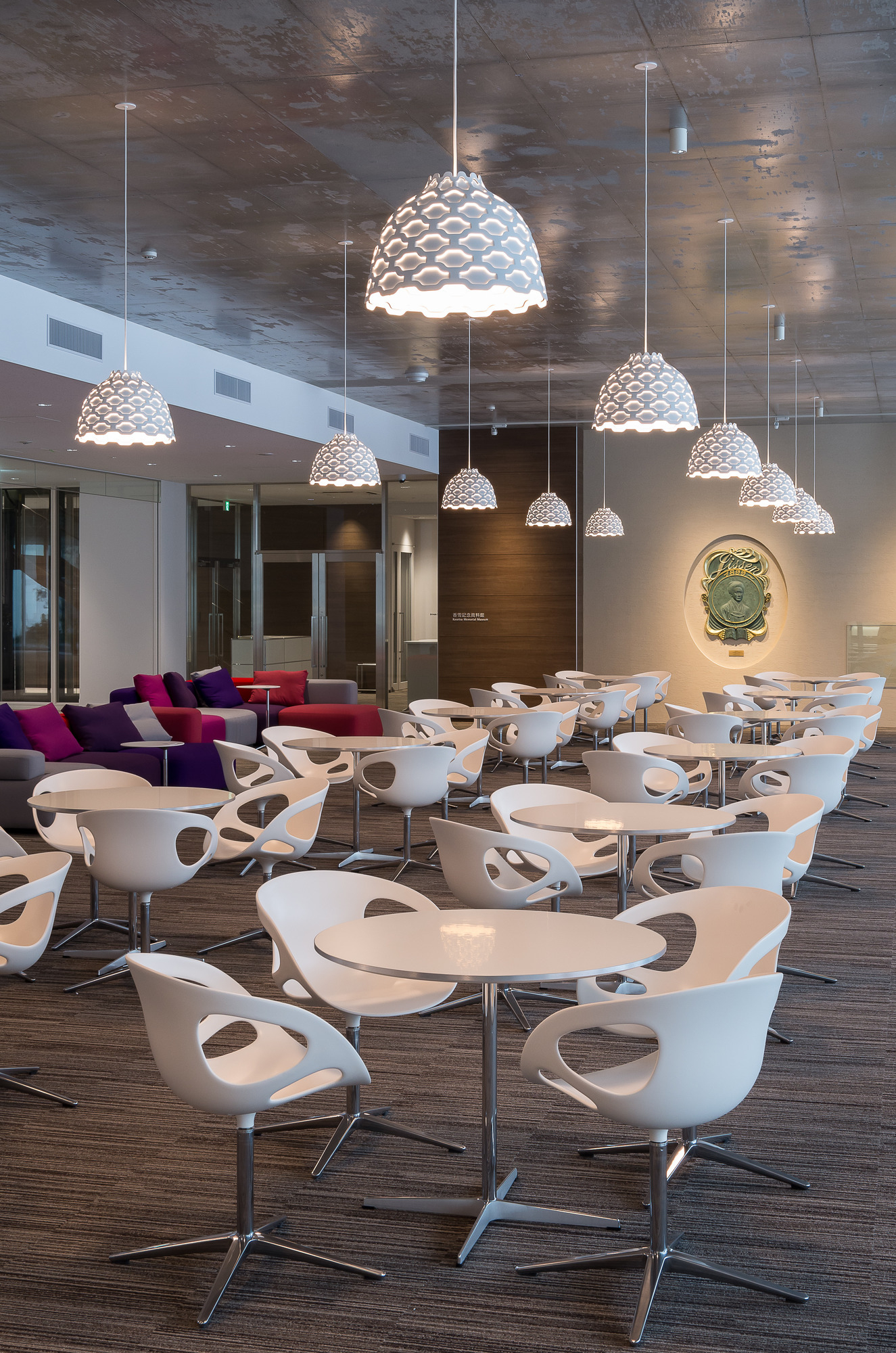 Innenaufnahme mit mehreren Louis Poulsen LC Shutters Hängeleuchten in einem modernen Raum.