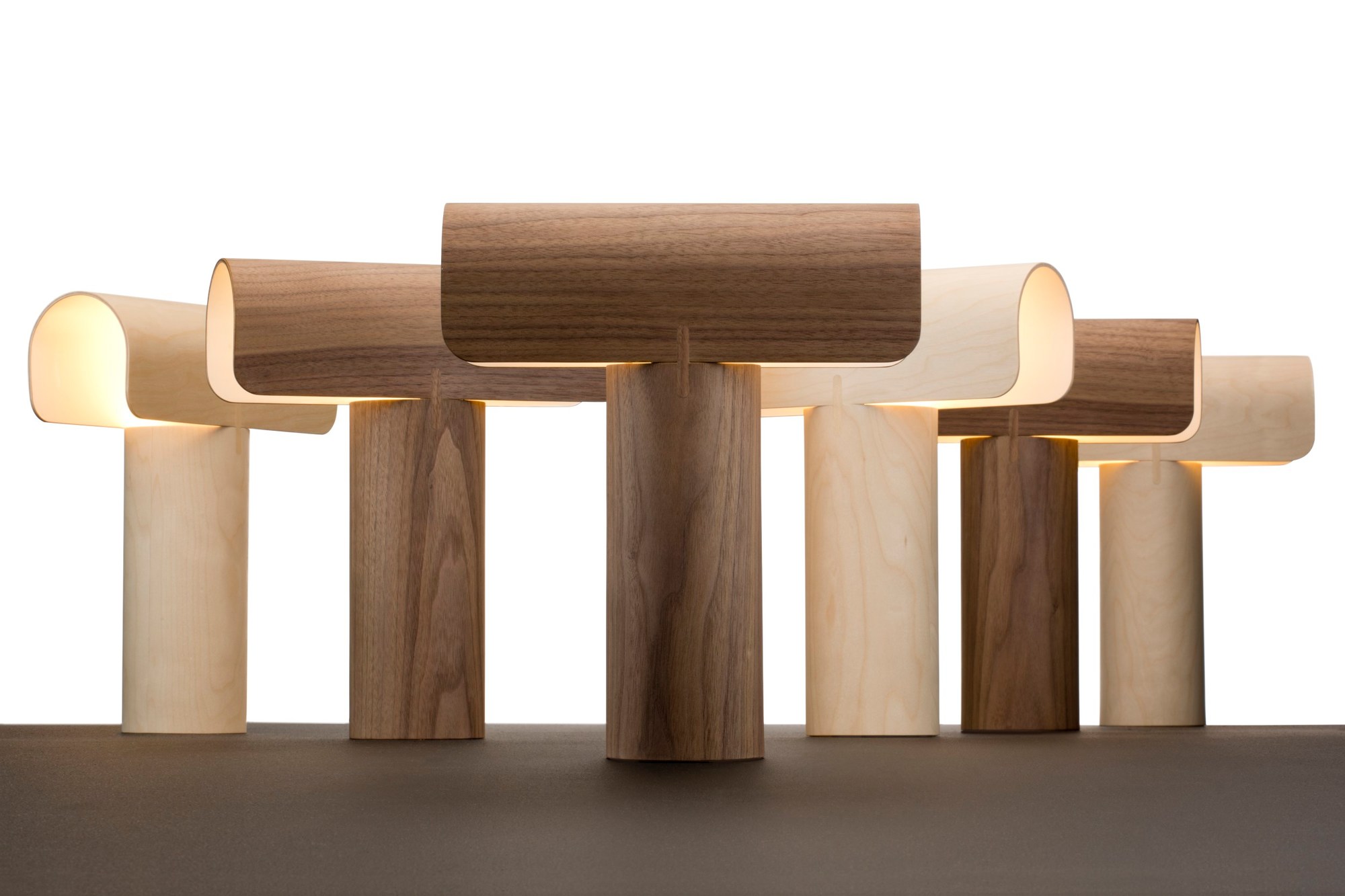 Teelo Tischleuchten von Secto Design aus Nussbaum und Birke, moderne Holz Tischlampen für Wohnzimmer.