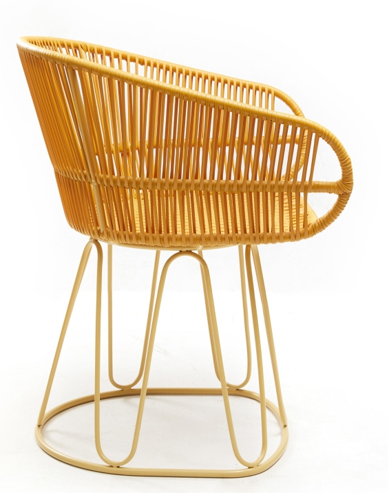 Gelber Circo Stuhl für den Außenbereich, Rattangeflecht mit filigranem Metallgestell. Ames Design Gartenstuhl.