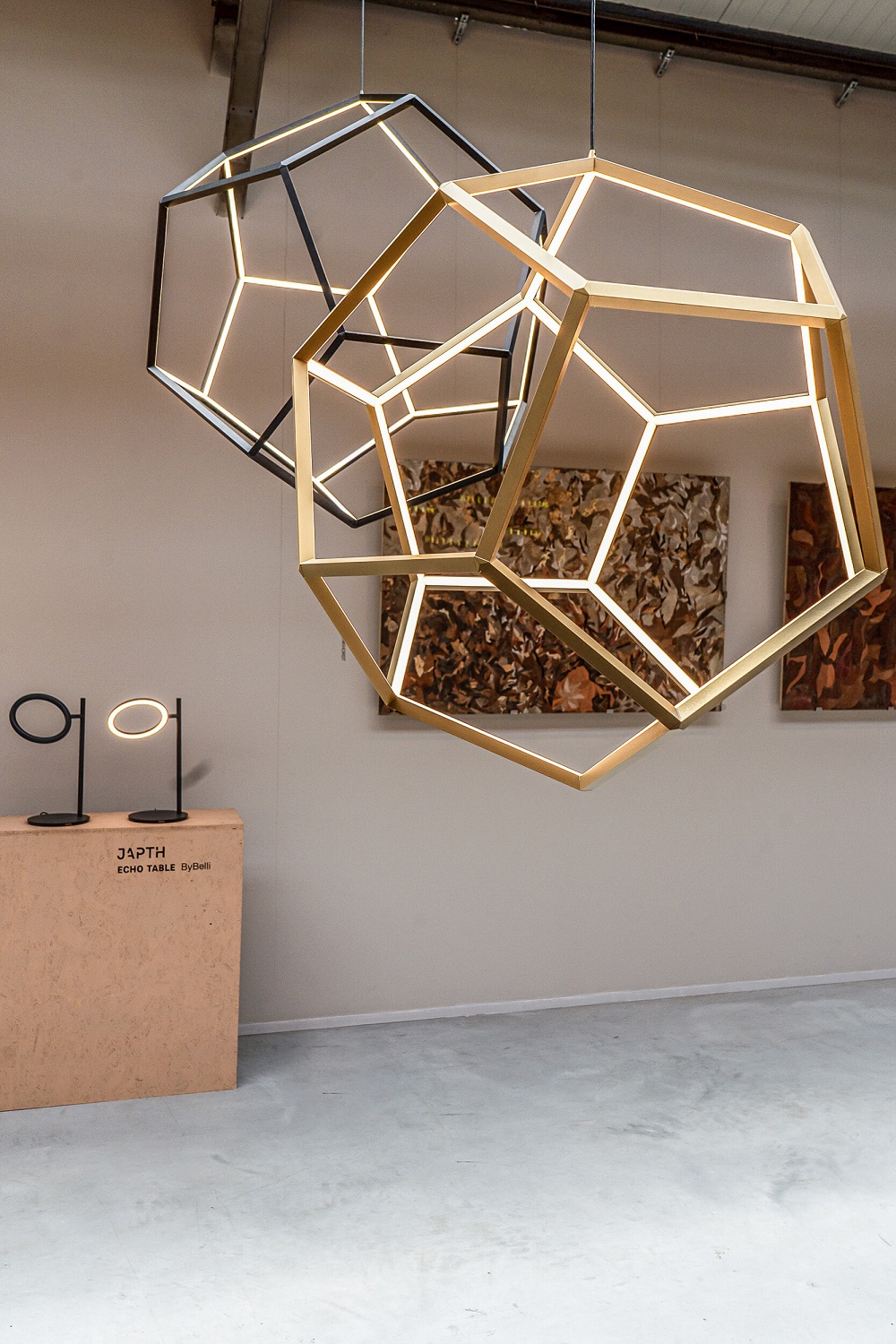 Zwei Japth Dodeca Pendelleuchten in Gold und Schwarz, moderne geometrische Hängeleuchten mit LED.