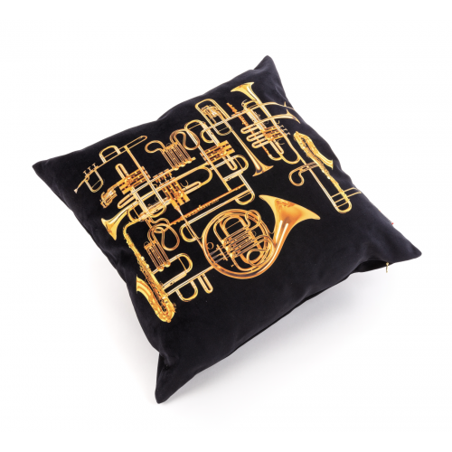 Schwarzes Toiletpaper Kissen "Trumpets" von Seletti mit goldenem Trompeten- und Musikinstrumenten-Muster für Wohnzimmer und Schlafzimmer.