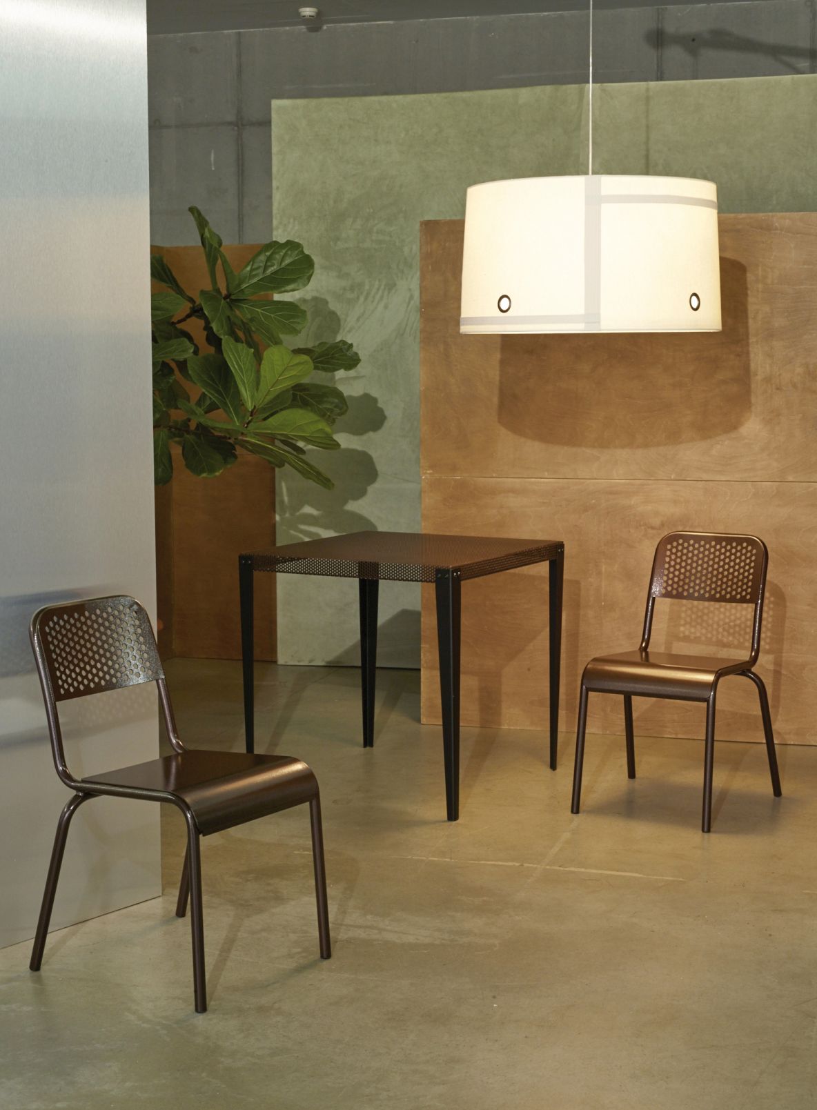 Brauner Nizza Stuhl von Moroso Diesel mit perforierter Rückenlehne und passendem Tisch. Designermöbel für Esszimmer.