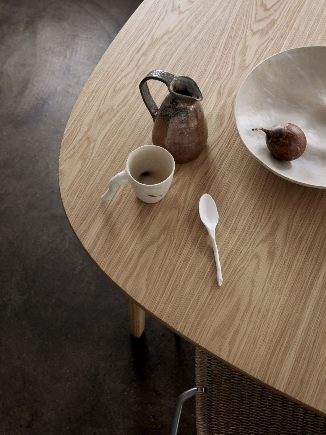 Detailaufnahme des OW224 Tisch von Carl Hansen & Søn mit Keramik und Obst.