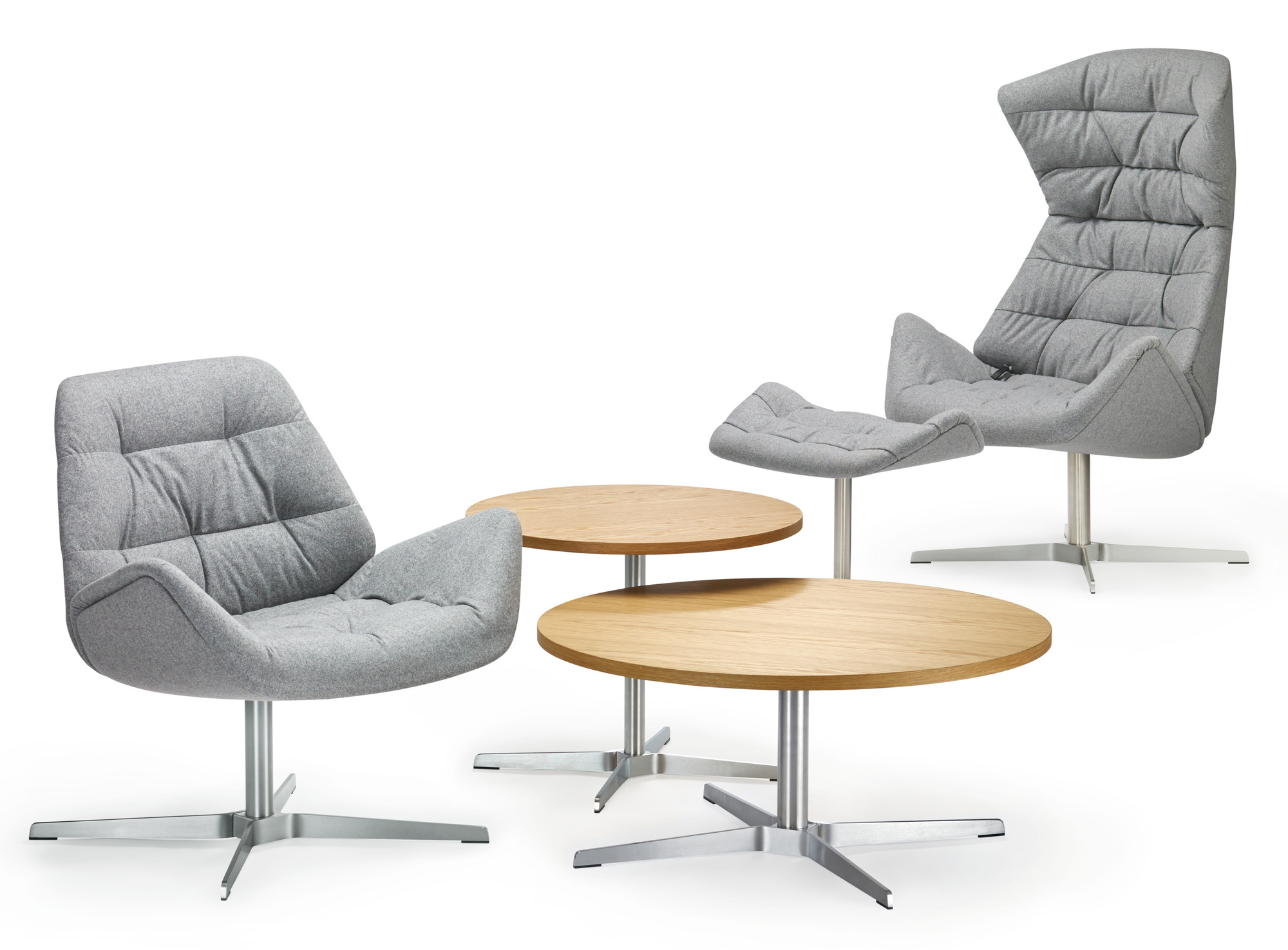 Bild zeigt zwei graue Sessel und zwei runde 1808 Thonet Beistelltische mit Holzplatte.