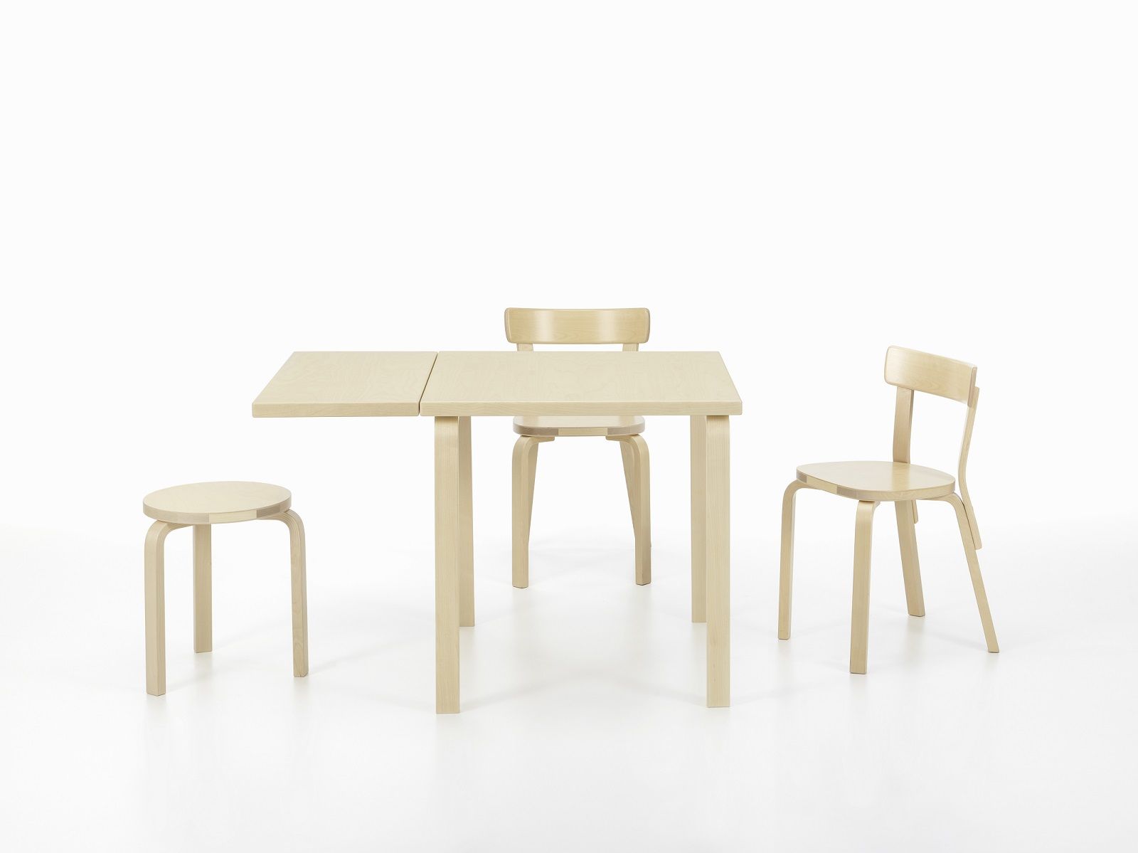 Aalto Tisch von Artek, klappbar, aus hellem Holz mit Stuhl und Hocker.