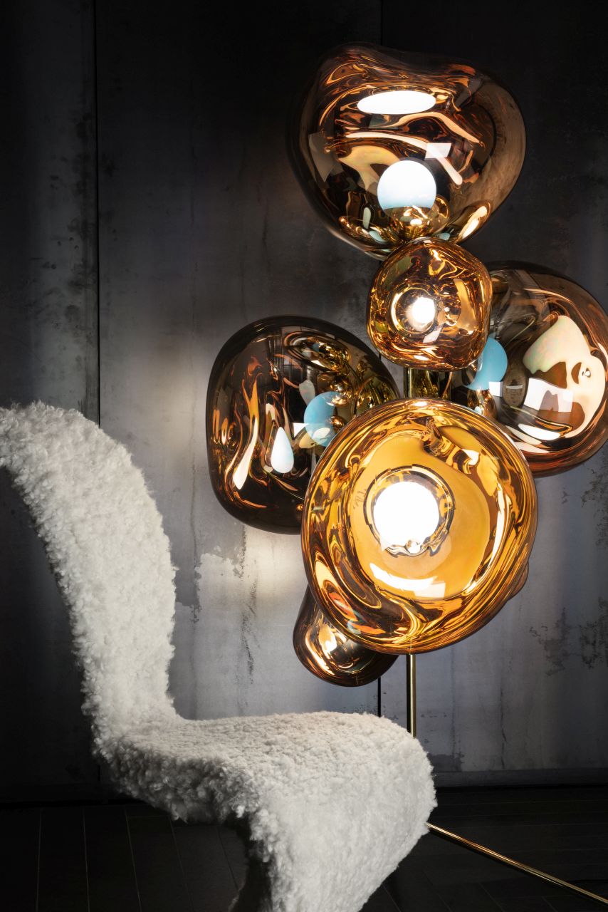 Tom Dixon Melt Stehleuchte in Gold mit organischen, schmelzenden Formen und warmem Licht.