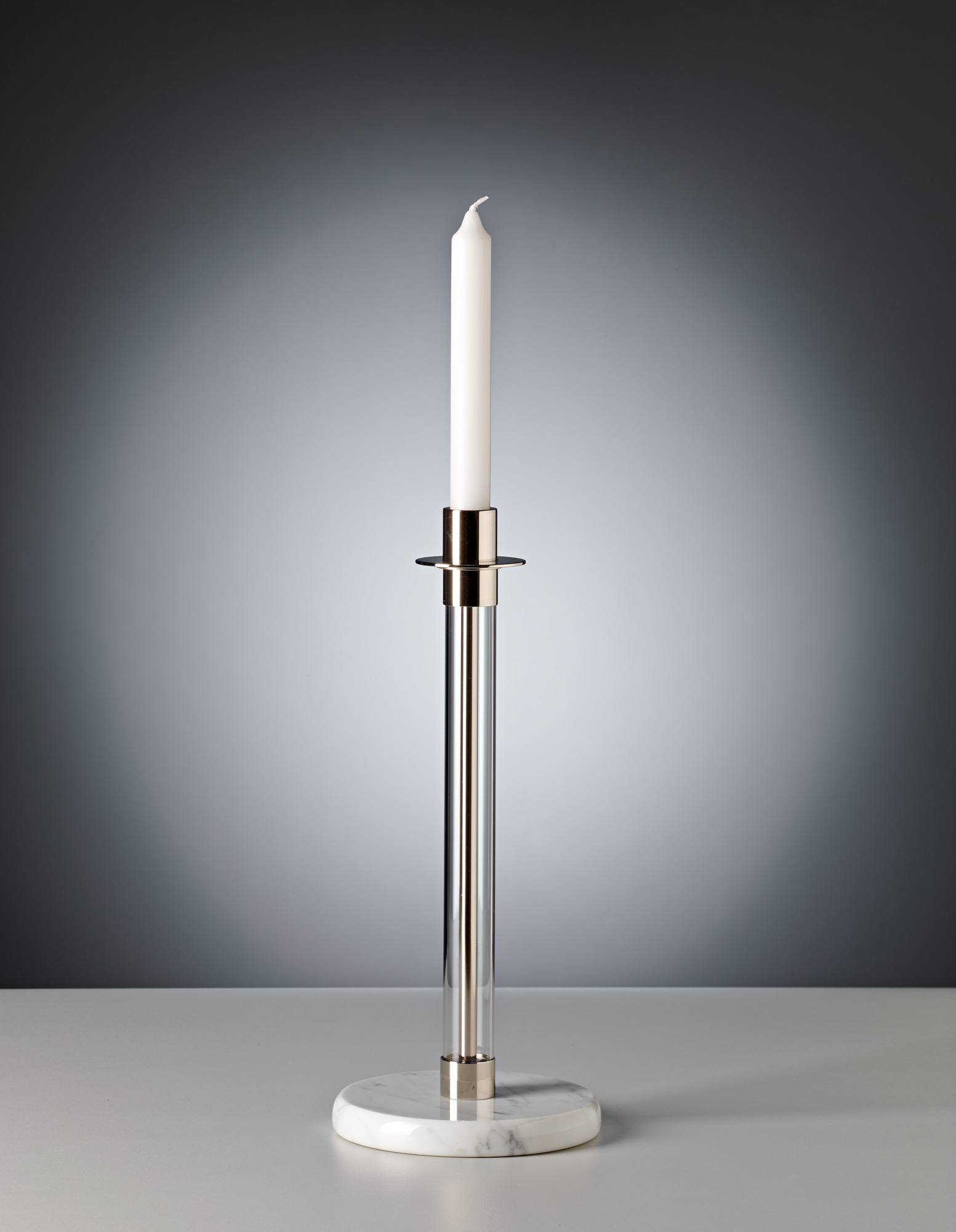 SL 30 Bauhaus Sabbatleuchter: Moderner Kerzenständer aus Onyx und Metall mit einer weißen Kerze.