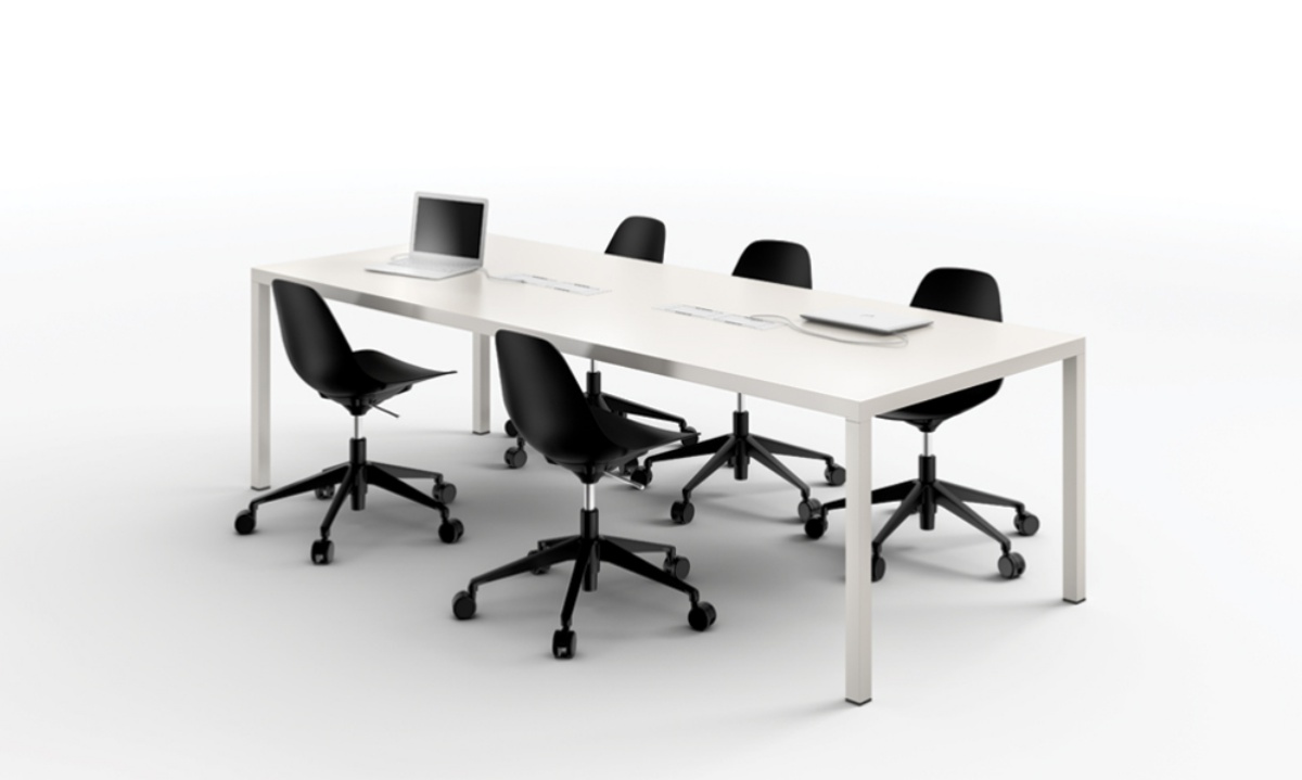 Weißer ILtavolo Tisch von Opinion Ciatti mit schwarzen Bürostühlen und Laptops für Besprechungen.