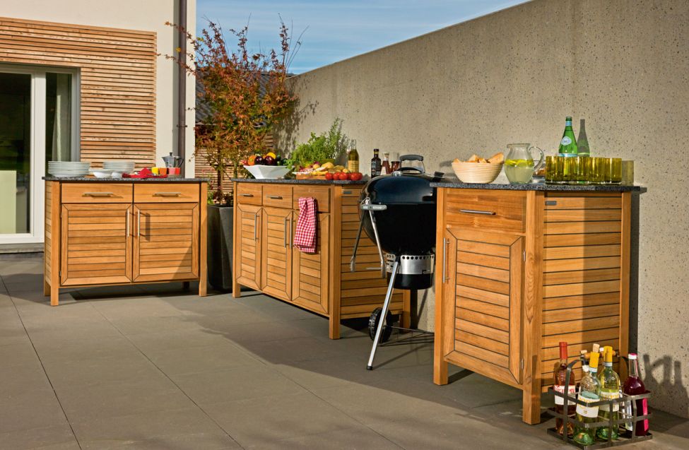 Weishäupl Deck Pflanzboard: Outdoor Küche mit drei Elementen aus Holz und Steinplatte, Grill und Zubehör.