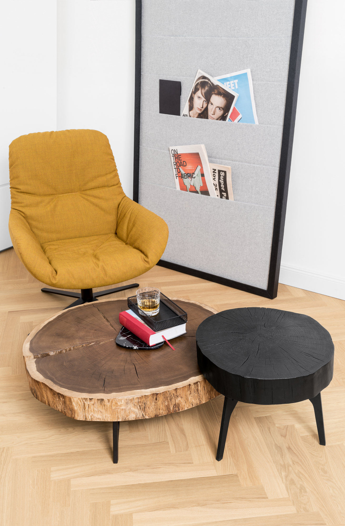 Stomp Beistelltisch H28 roh Janua aus massivem Holz in modernem Wohnzimmer mit Sessel.