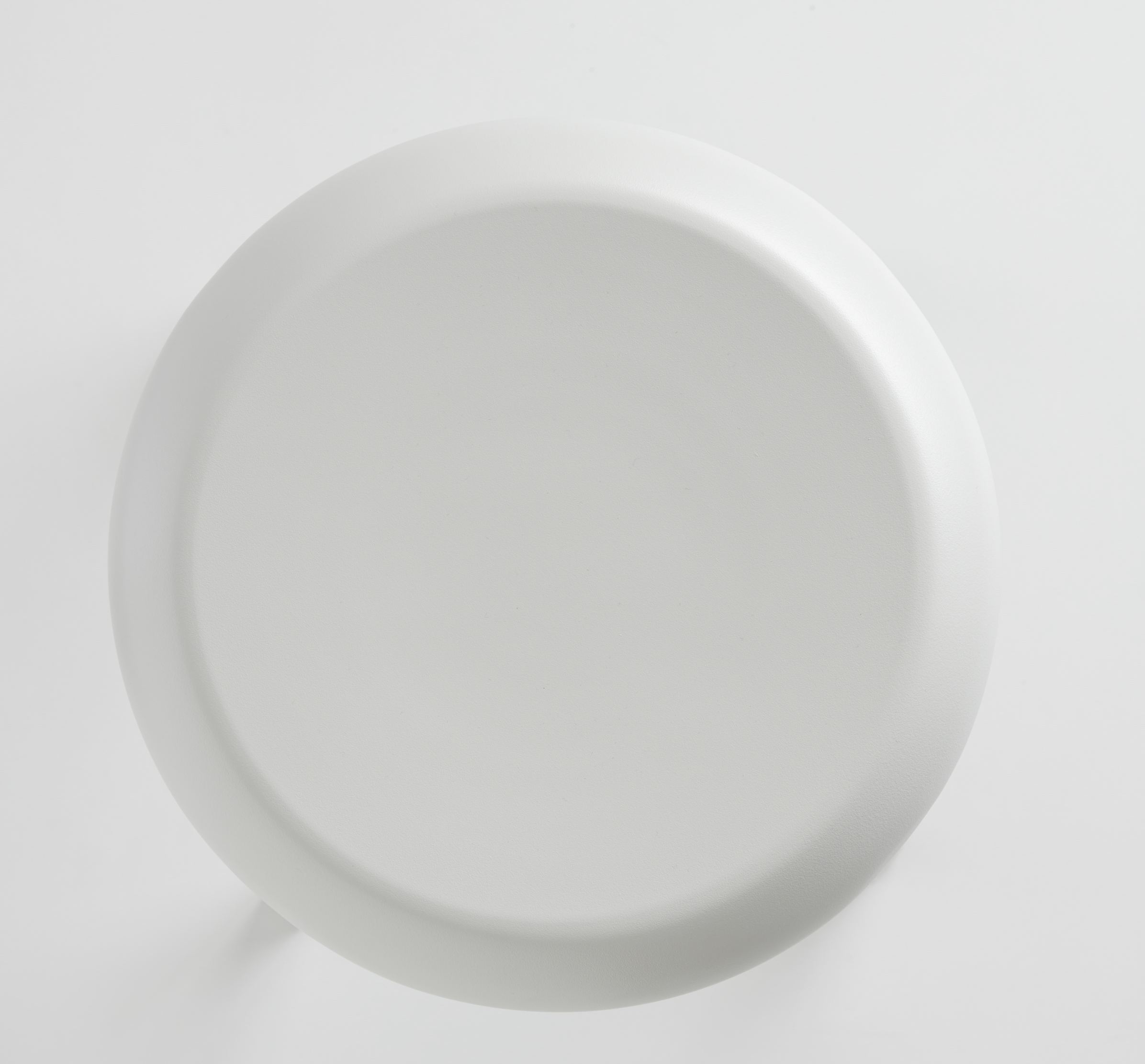 Nahaufnahme des runden, weiß-grauen Za Stool Hockers von Emeco aus Aluminium.