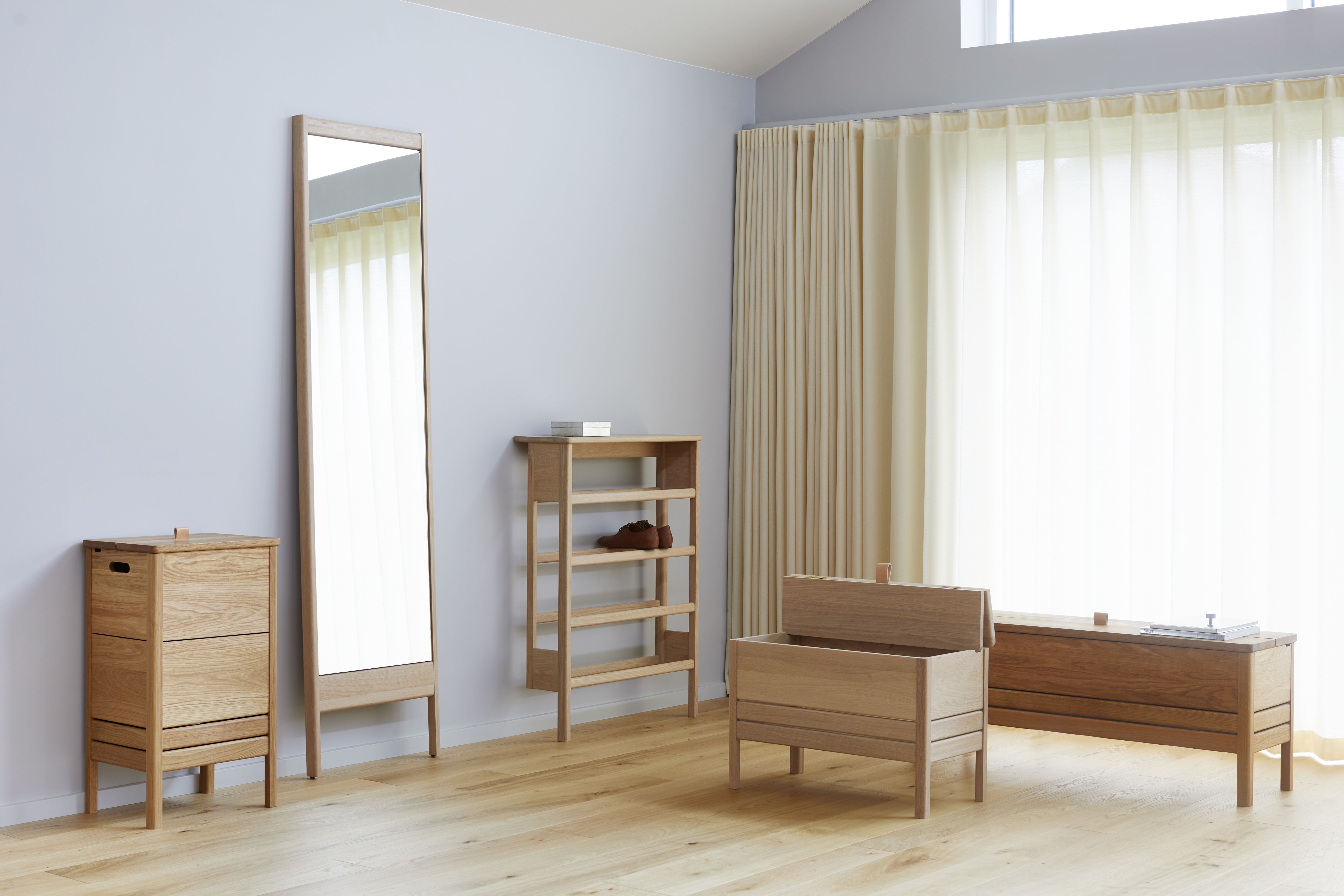 A Line Storage Box Truhenbank von Form & Refine aus hellem Holz im Raum.