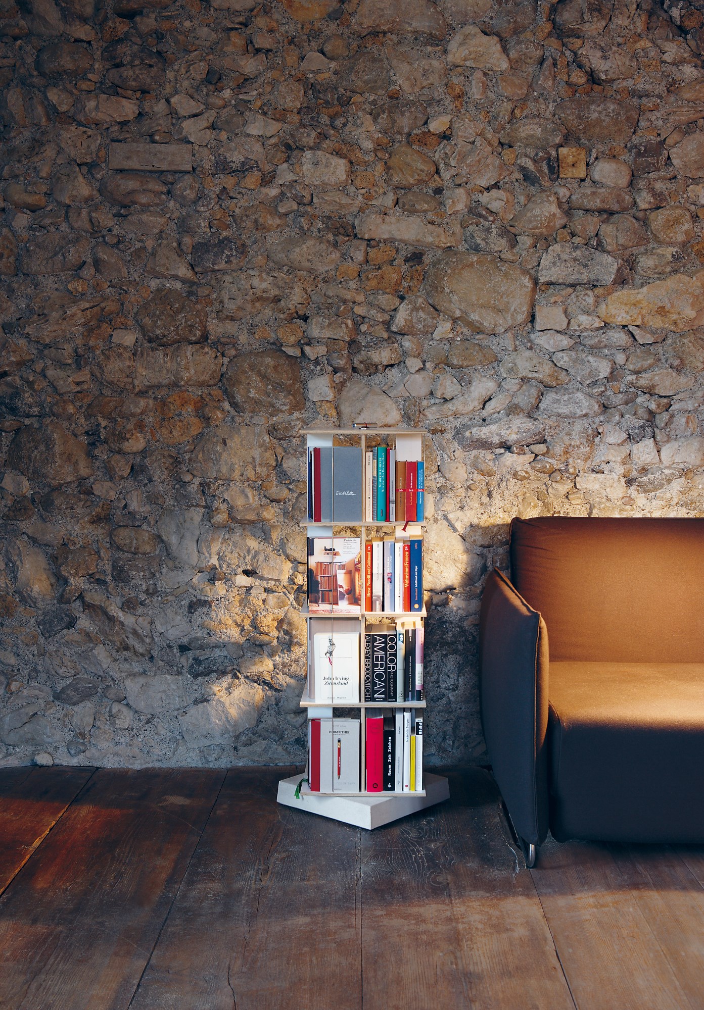 Buchstabler Bücherturm, DVD-Regal Nils Holger Moormann