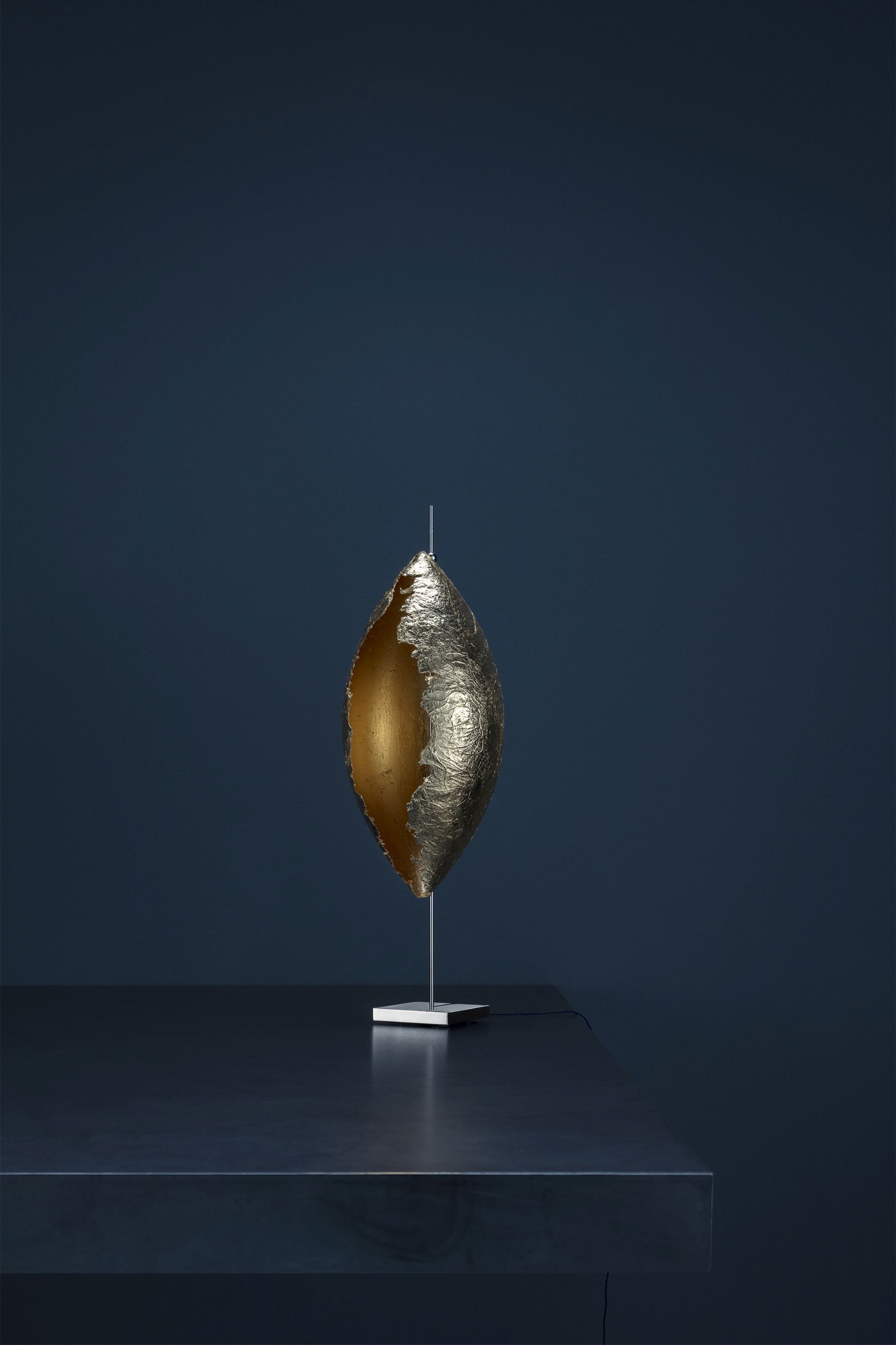 Malagolina Tischleuchte von Catellani & Smith in Gold: Moderne Tischlampe mit Blattgold-Optik.