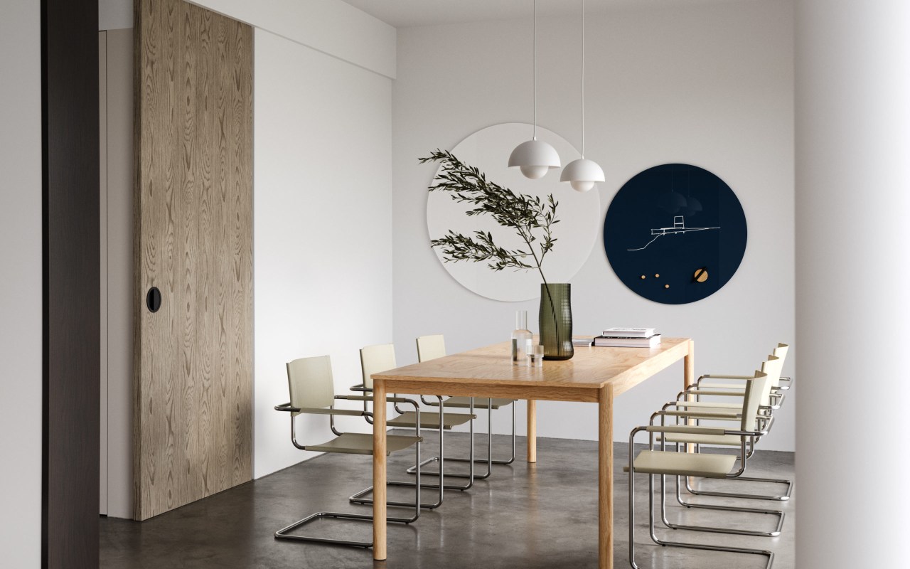 Esszimmer mit Chat Board Orbit Glastafeln in Weiß und Blau als Magnettafel.