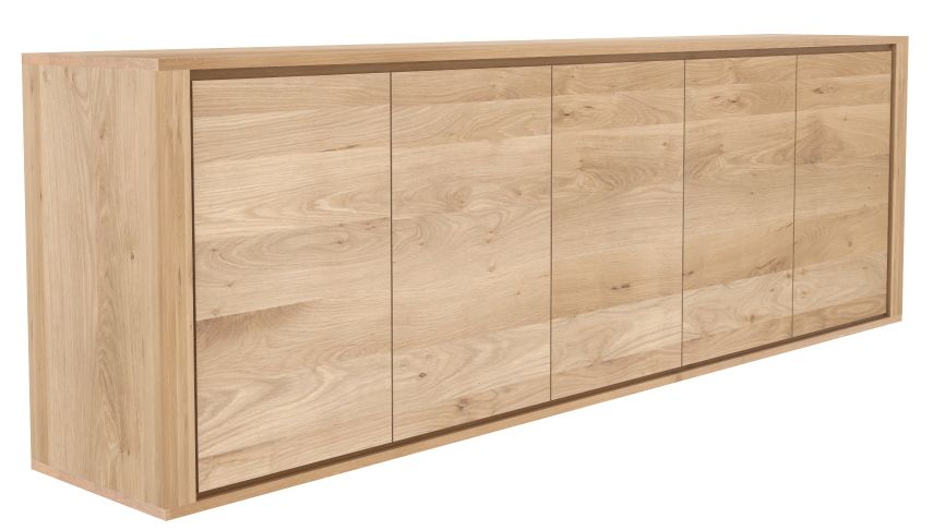 Shadow Sideboard aus Eiche von Ethnicraft, modernes Sideboard mit sechs Türen und natürlicher Holzmaserung.