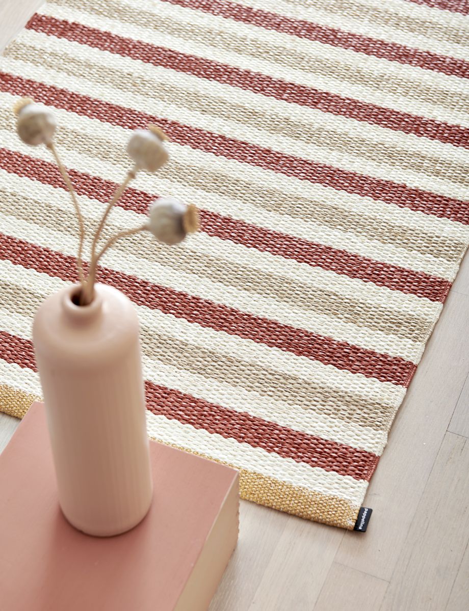 Teo Teppich von Pappelina, 230x320cm, Denim-Design mit Streifen in Beige und Rotbraun, hochwertige Bodendekoration.