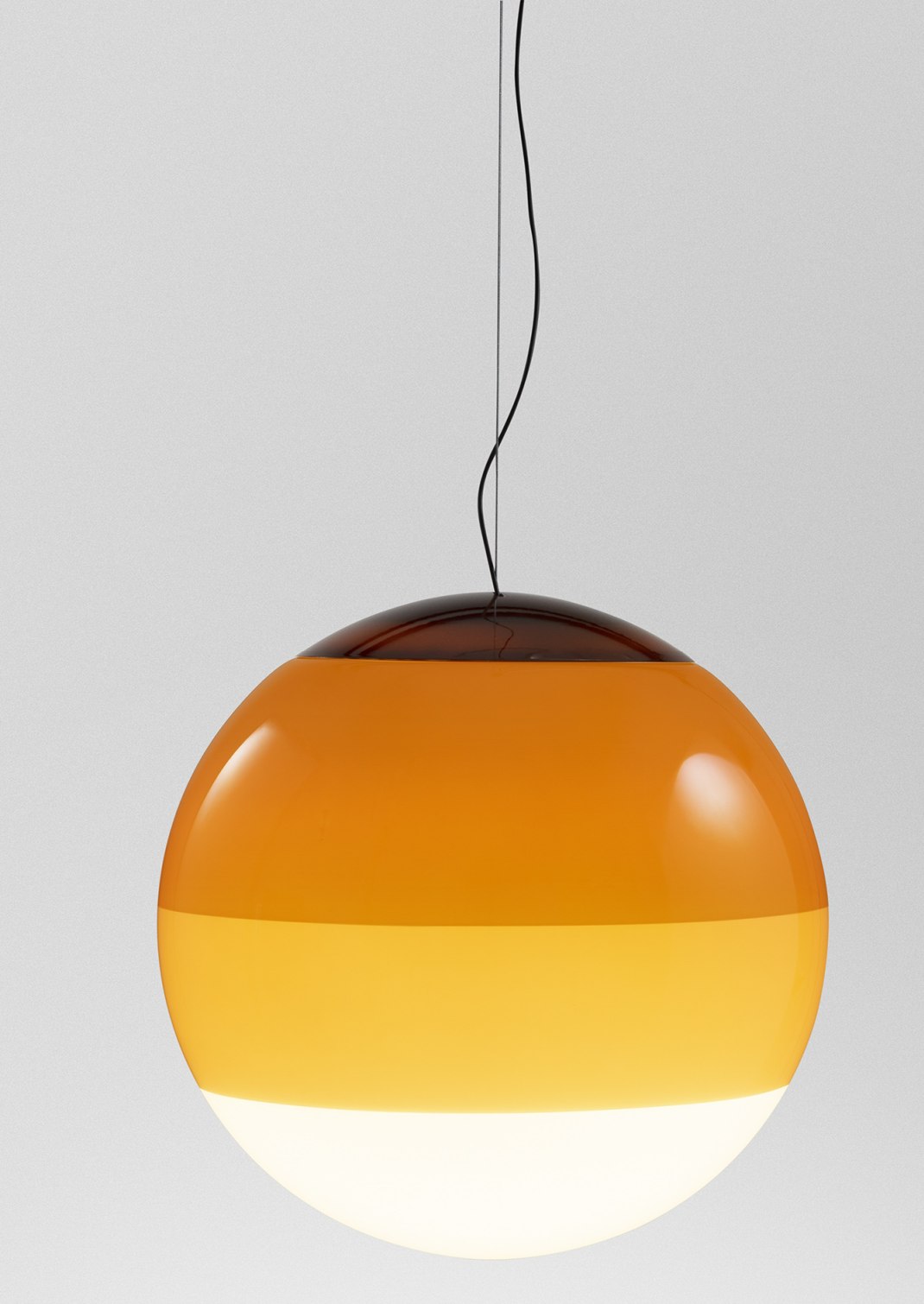 Nahaufnahme der Dipping Light Pendelleuchte von Marset in Bernstein, moderne LED Lampe.