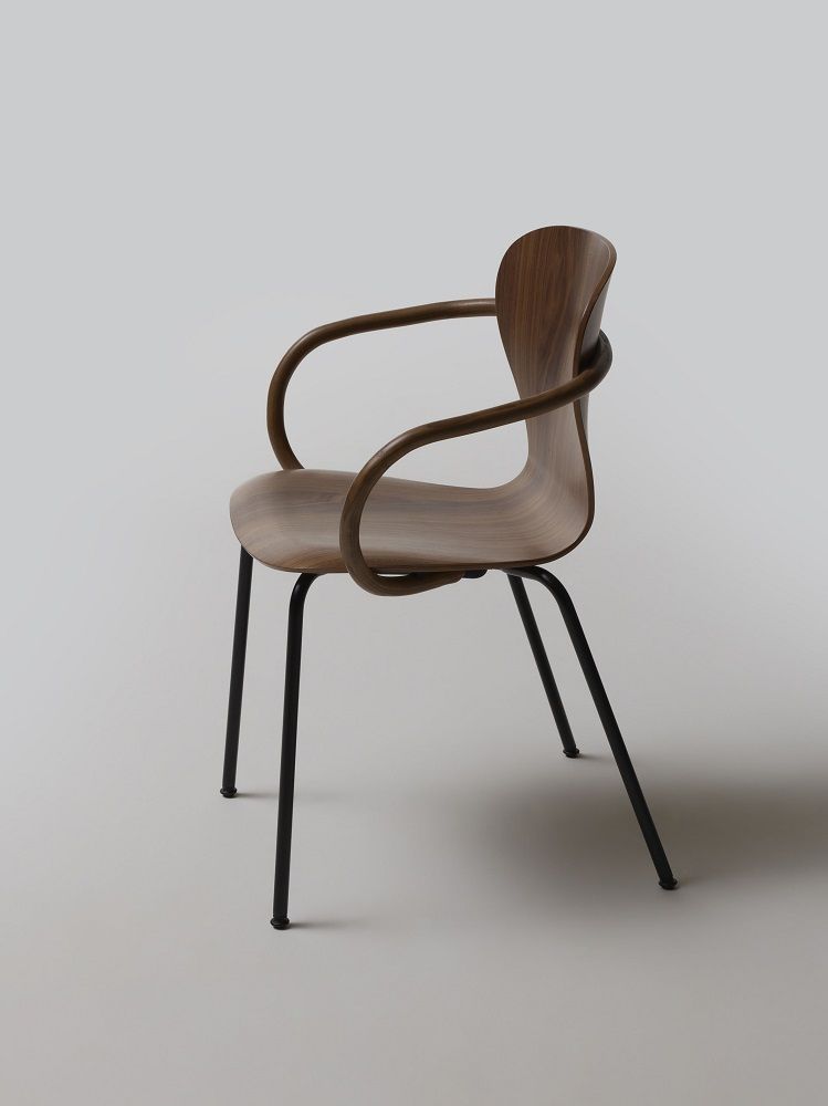 Thonet S 220 F Formholzstuhl mit Armlehne, Holzstuhl mit schwarzem Metallgestell.