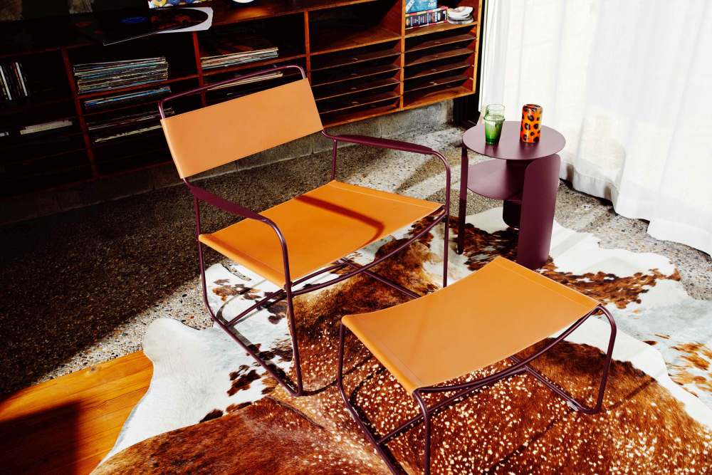 Fermob Surprising Sessel aus Leder mit Fußhocker, Outdoor Möbel und Beistelltisch.