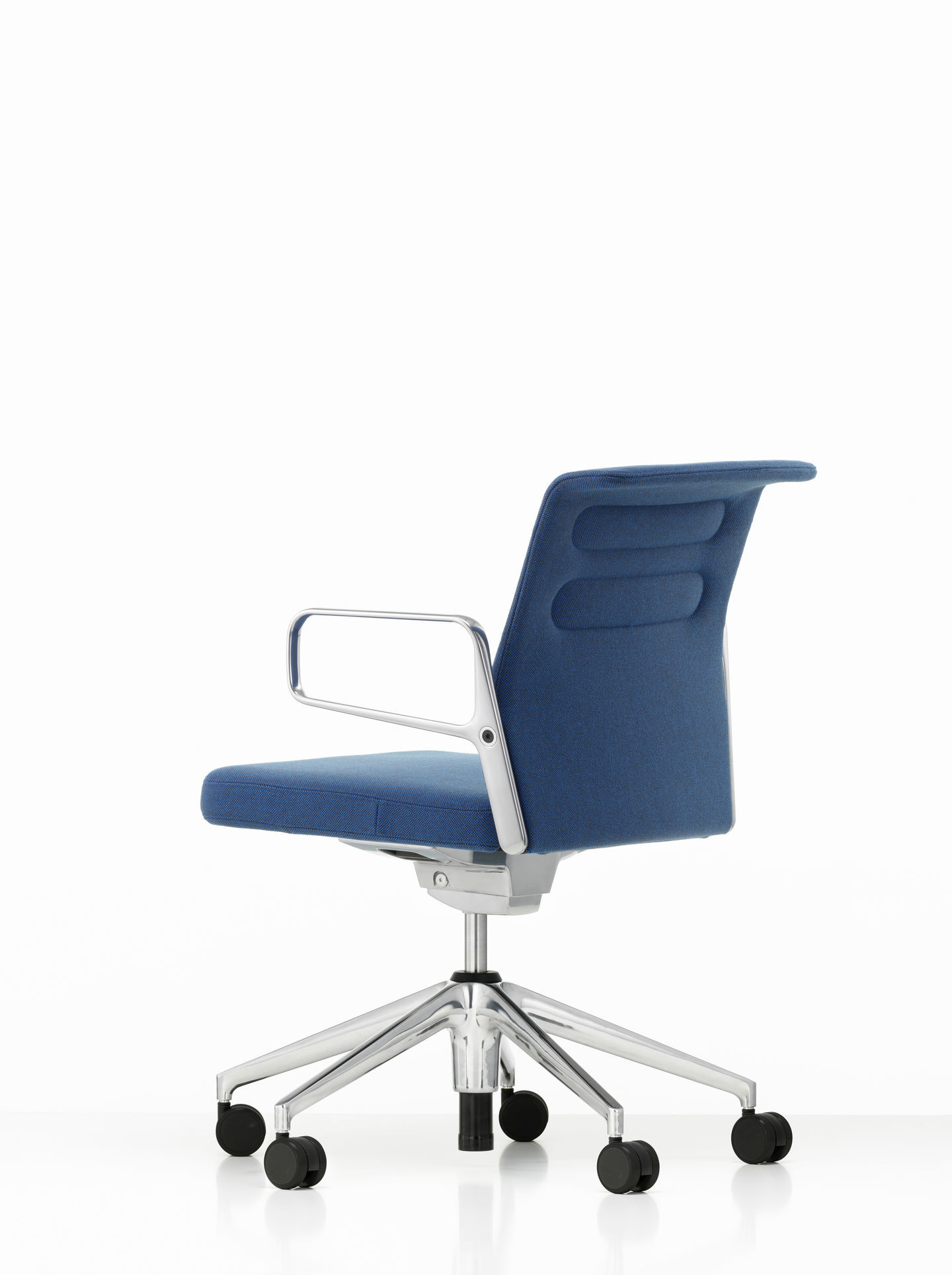 Blauer Vitra Bürostuhl AC5 Studio mit Armlehnen und Chromfußkreuz, Ansicht von hinten.